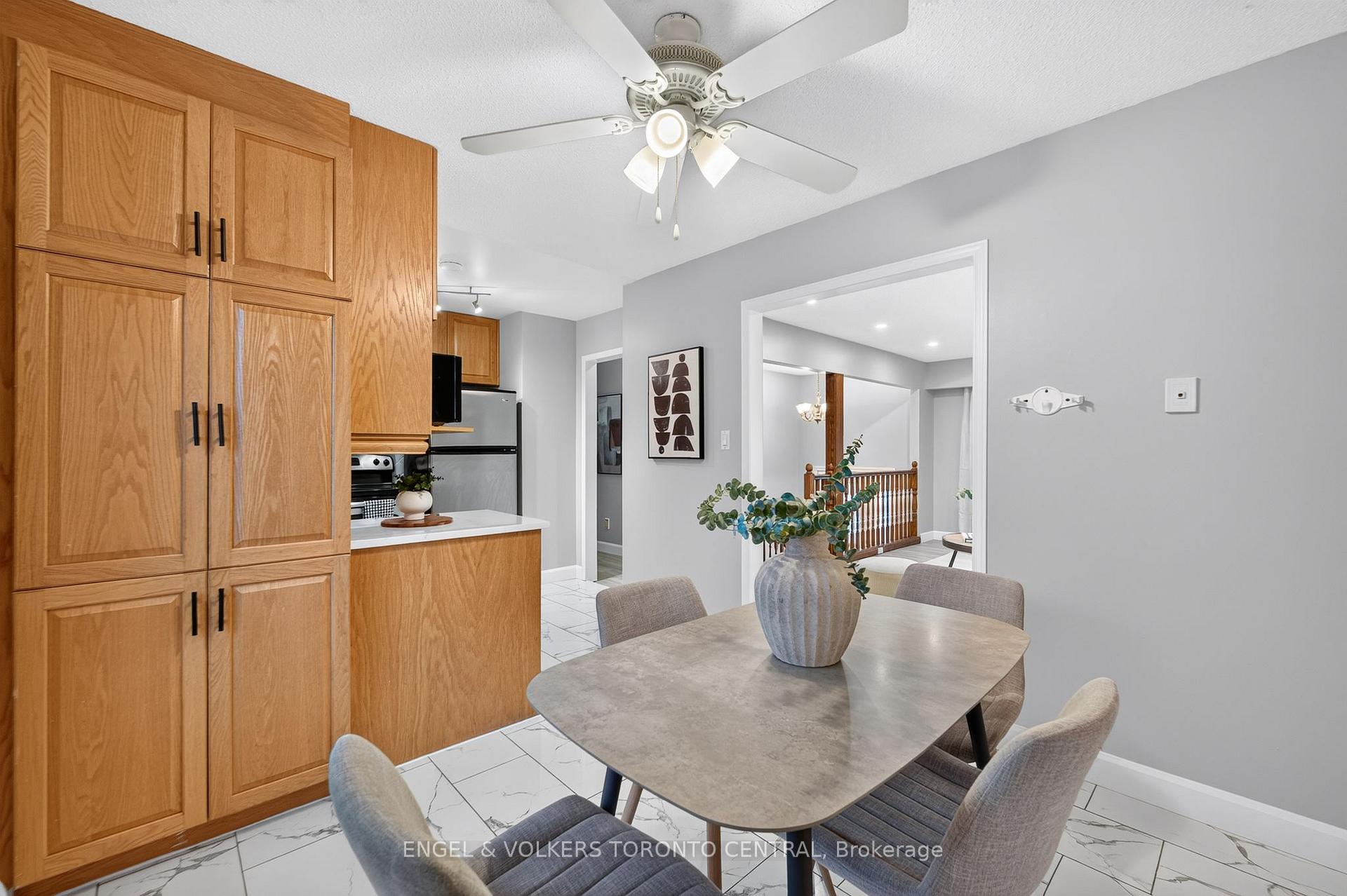 Photo 17 of 121 Southwood Drive, Kitchener, Country Hills — HOMEH