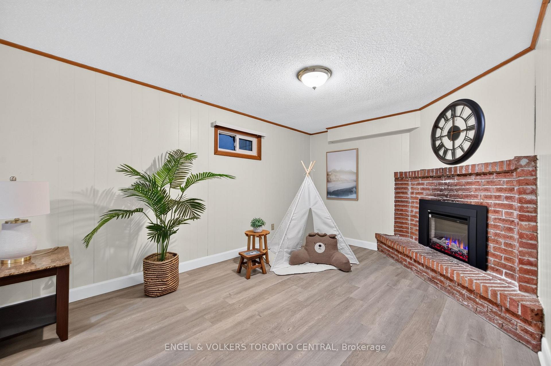 Photo 32 of 121 Southwood Drive, Kitchener, Country Hills — HOMEH