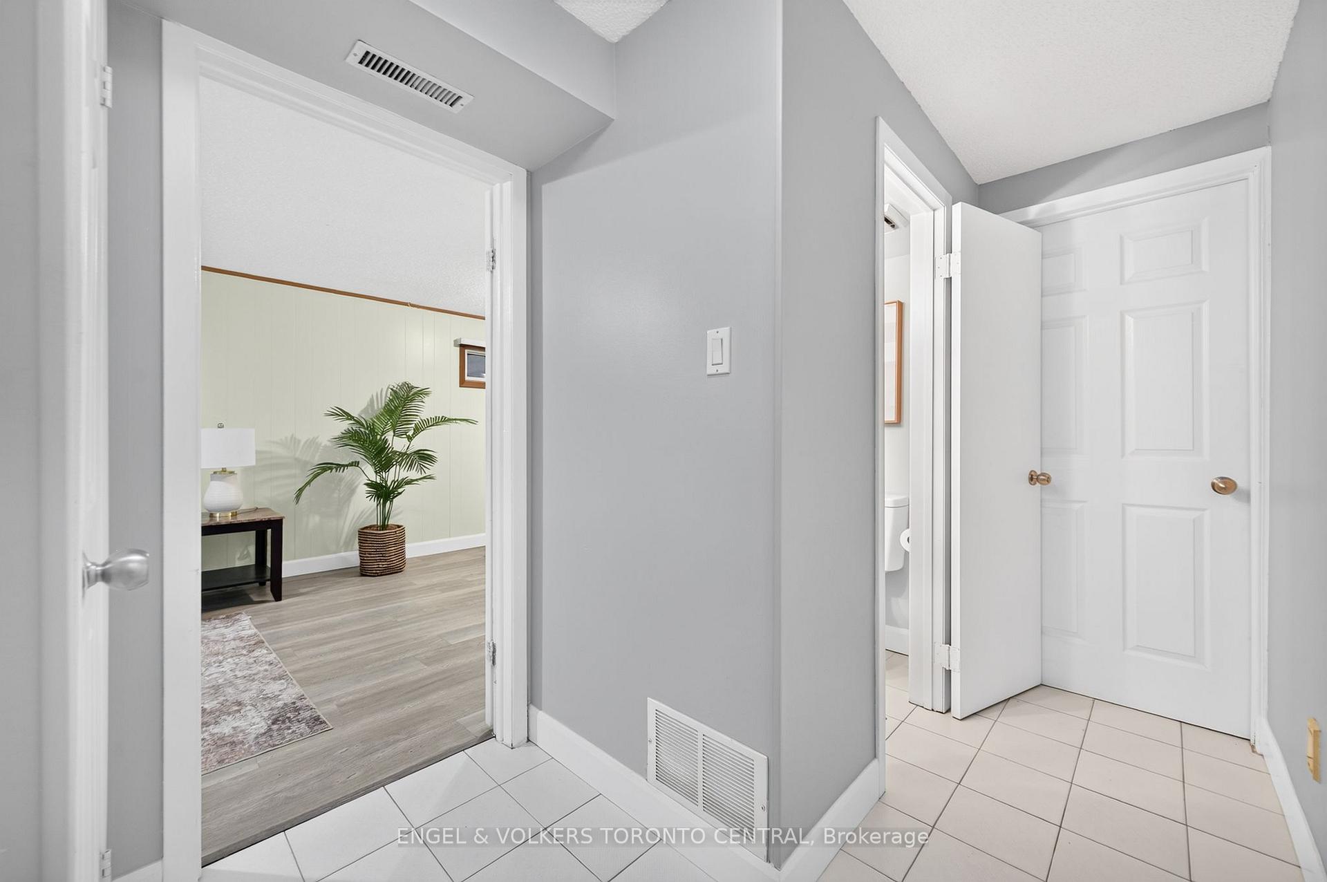 Photo 33 of 121 Southwood Drive, Kitchener, Country Hills — HOMEH