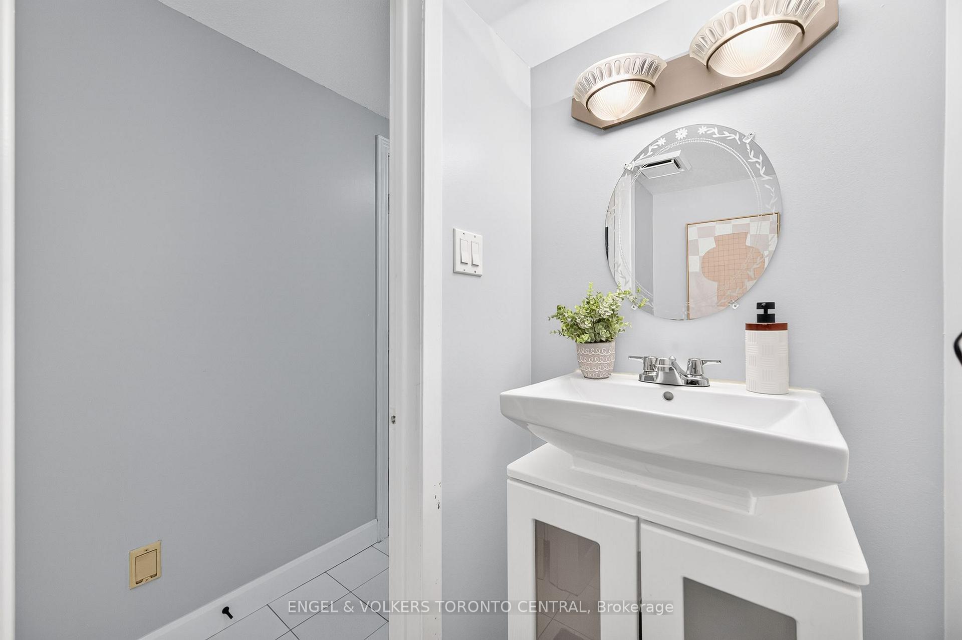Photo 34 of 121 Southwood Drive, Kitchener, Country Hills — HOMEH