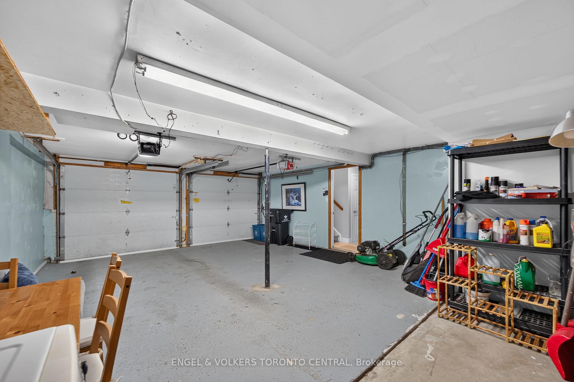 Photo 37 of 121 Southwood Drive, Kitchener, Country Hills — HOMEH