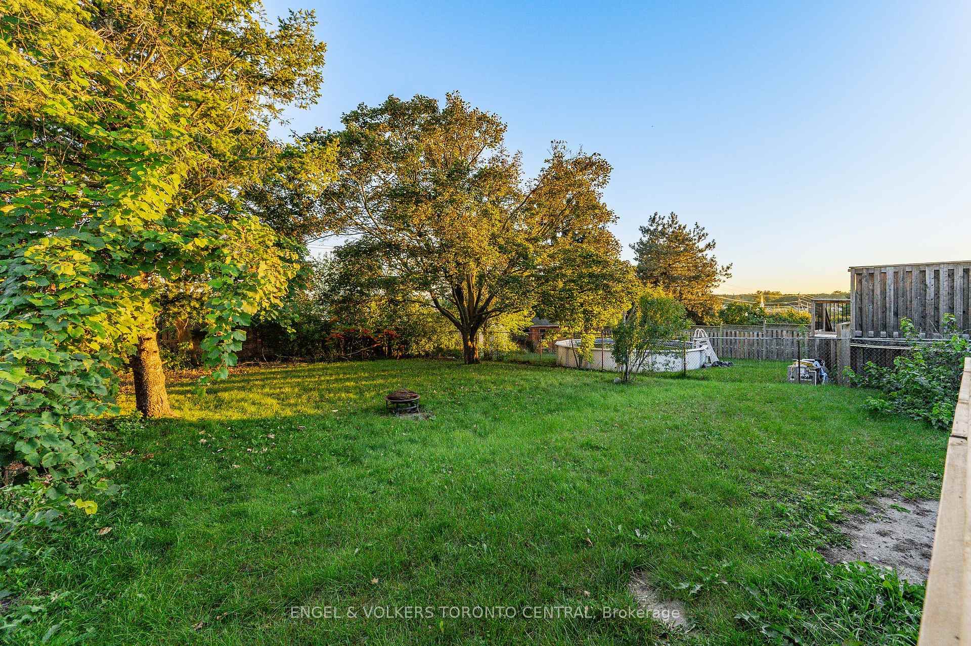Photo 48 of 121 Southwood Drive, Kitchener, Country Hills — HOMEH