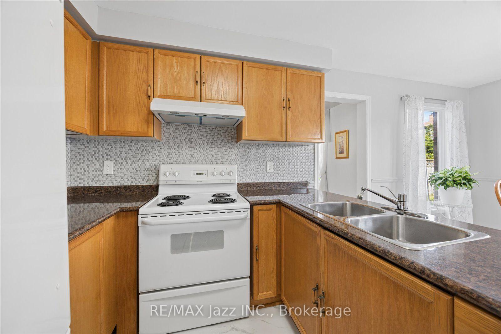 Photo 11 of 894 Grandview Street N, Oshawa, Pinecrest — HOMEH