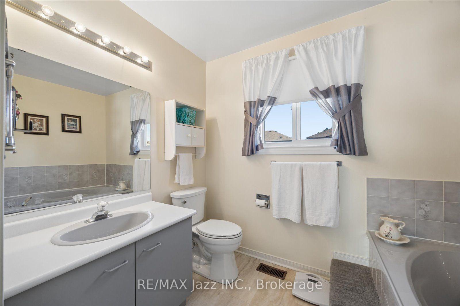 Photo 19 of 894 Grandview Street N, Oshawa, Pinecrest — HOMEH