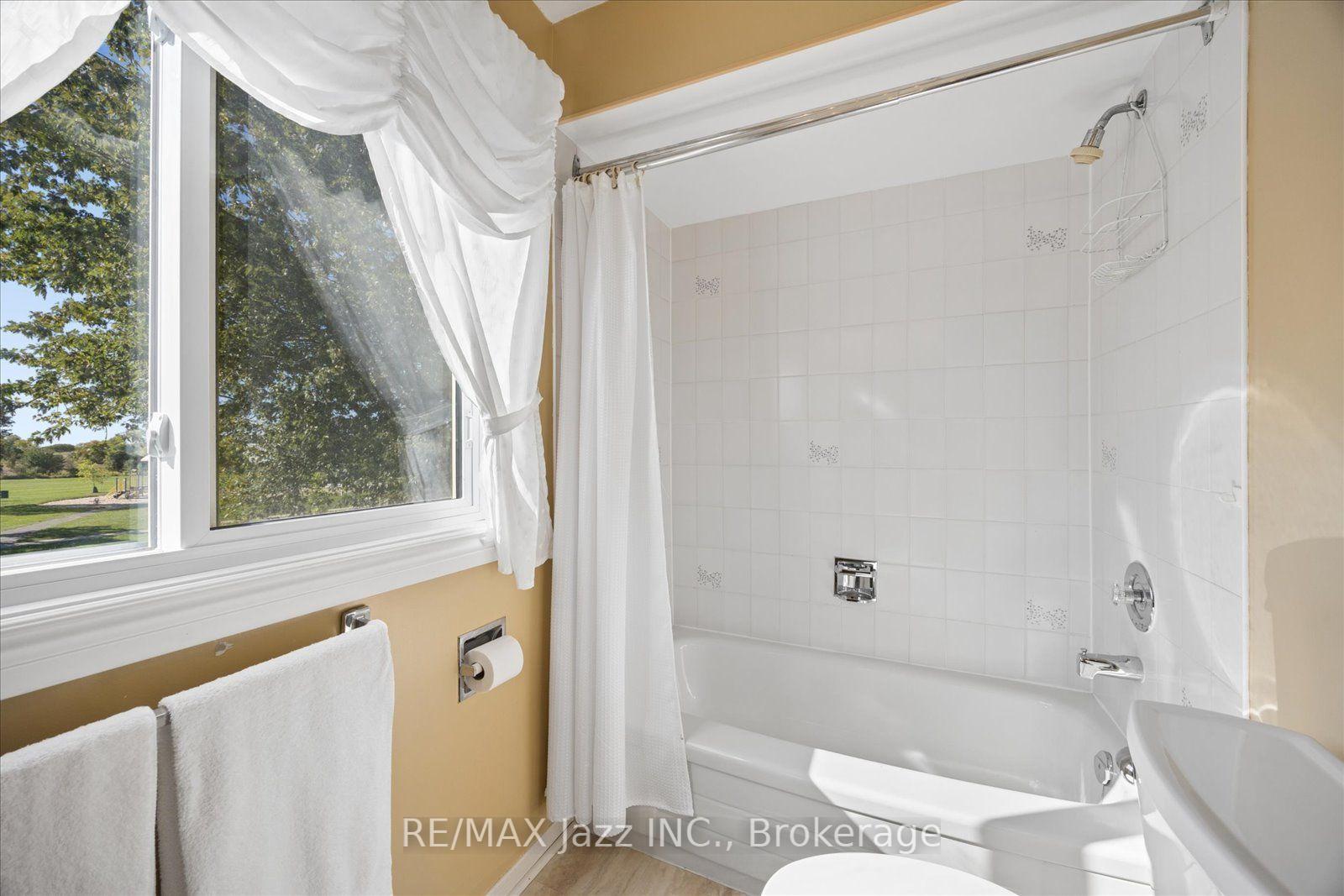 Photo 23 of 894 Grandview Street N, Oshawa, Pinecrest — HOMEH