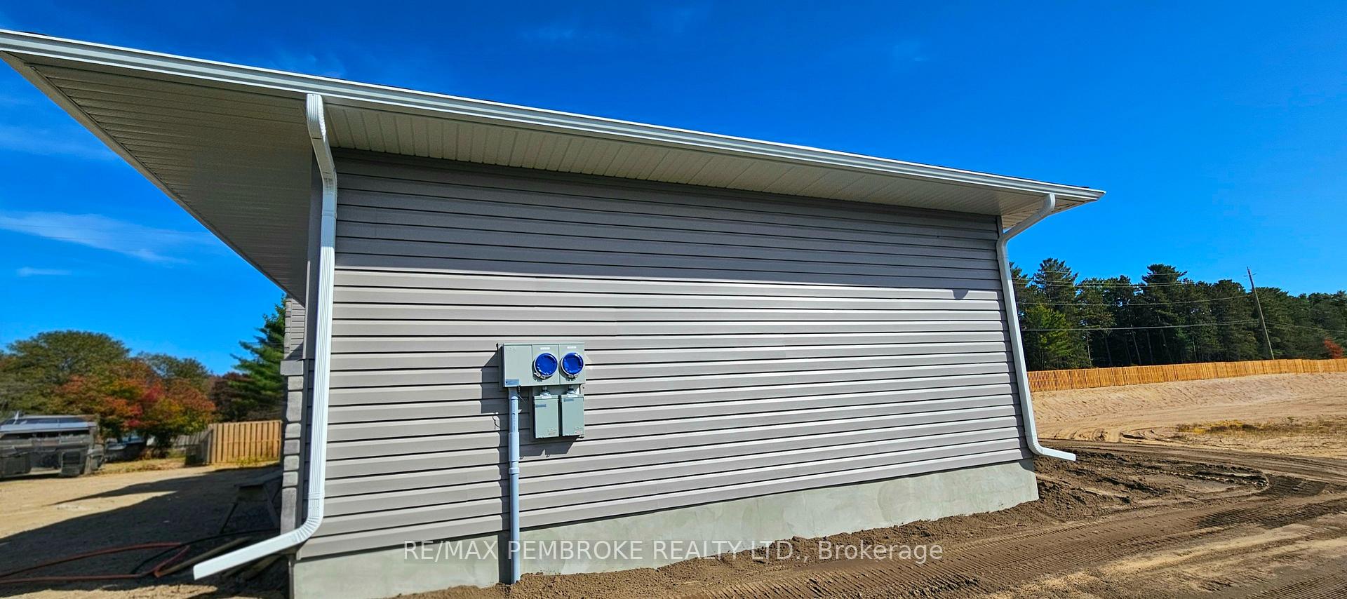 Photo 2 of 18 Jade Avenue, Petawawa, Petawawa — HOMEH