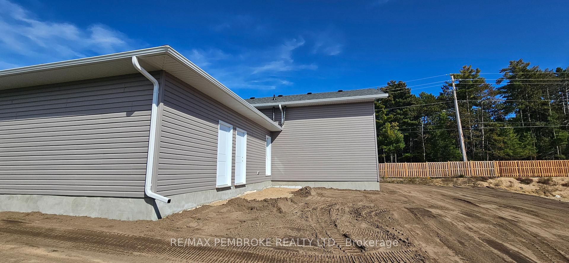 Photo 3 of 18 Jade Avenue, Petawawa, Petawawa — HOMEH