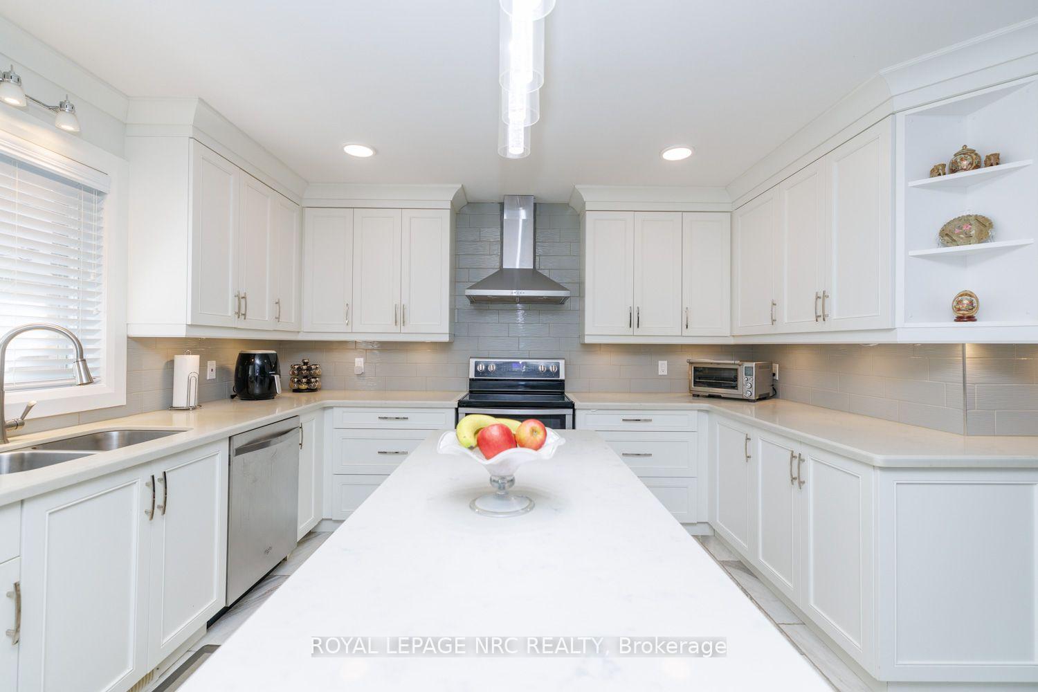 Photo 14 of 8057 Citation Road, Niagara Falls, Ascot — HOMEH