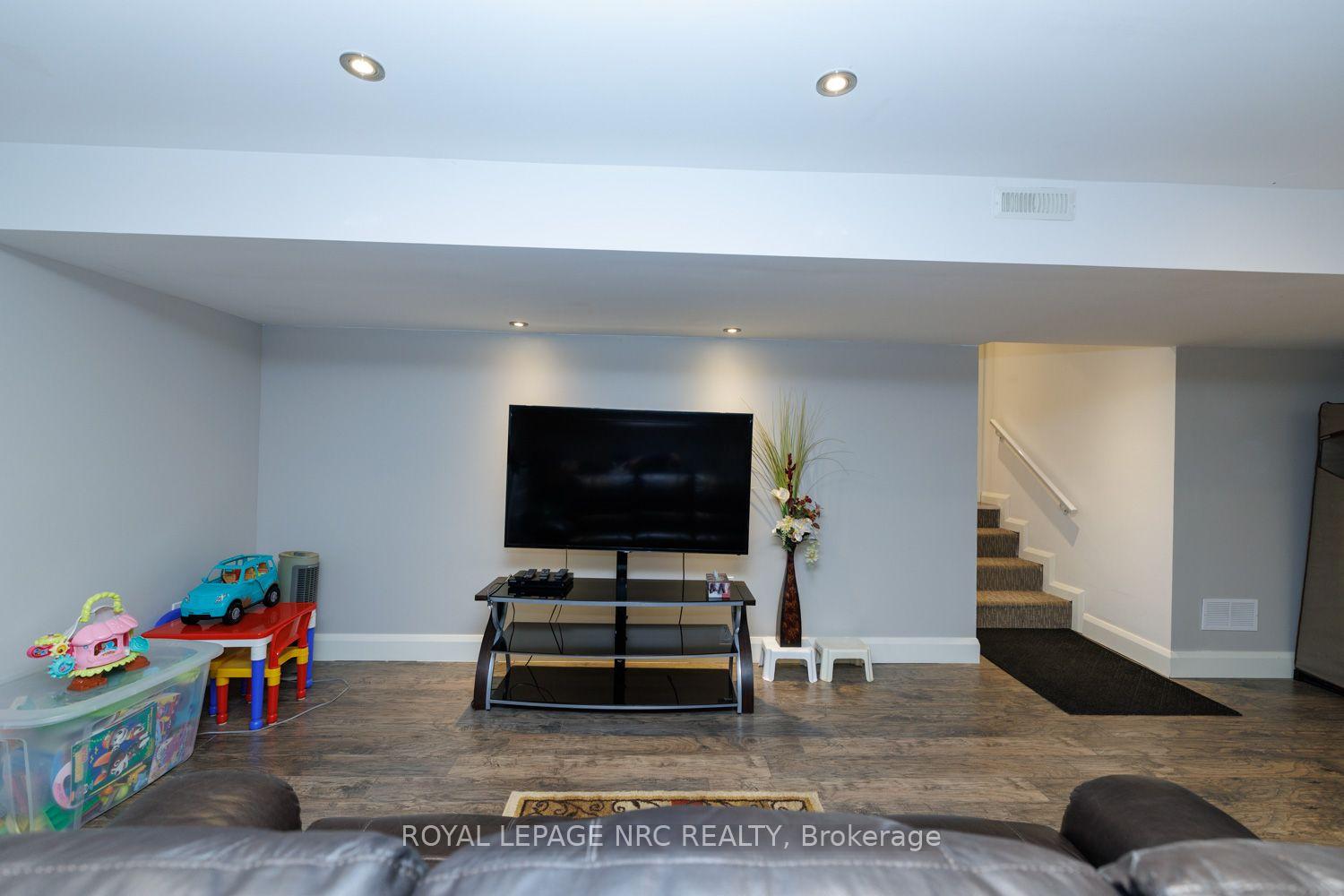Photo 32 of 8057 Citation Road, Niagara Falls, Ascot — HOMEH