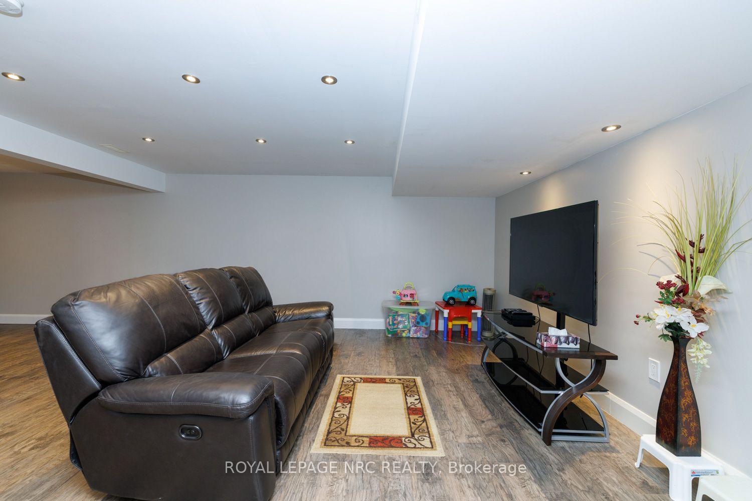 Photo 33 of 8057 Citation Road, Niagara Falls, Ascot — HOMEH