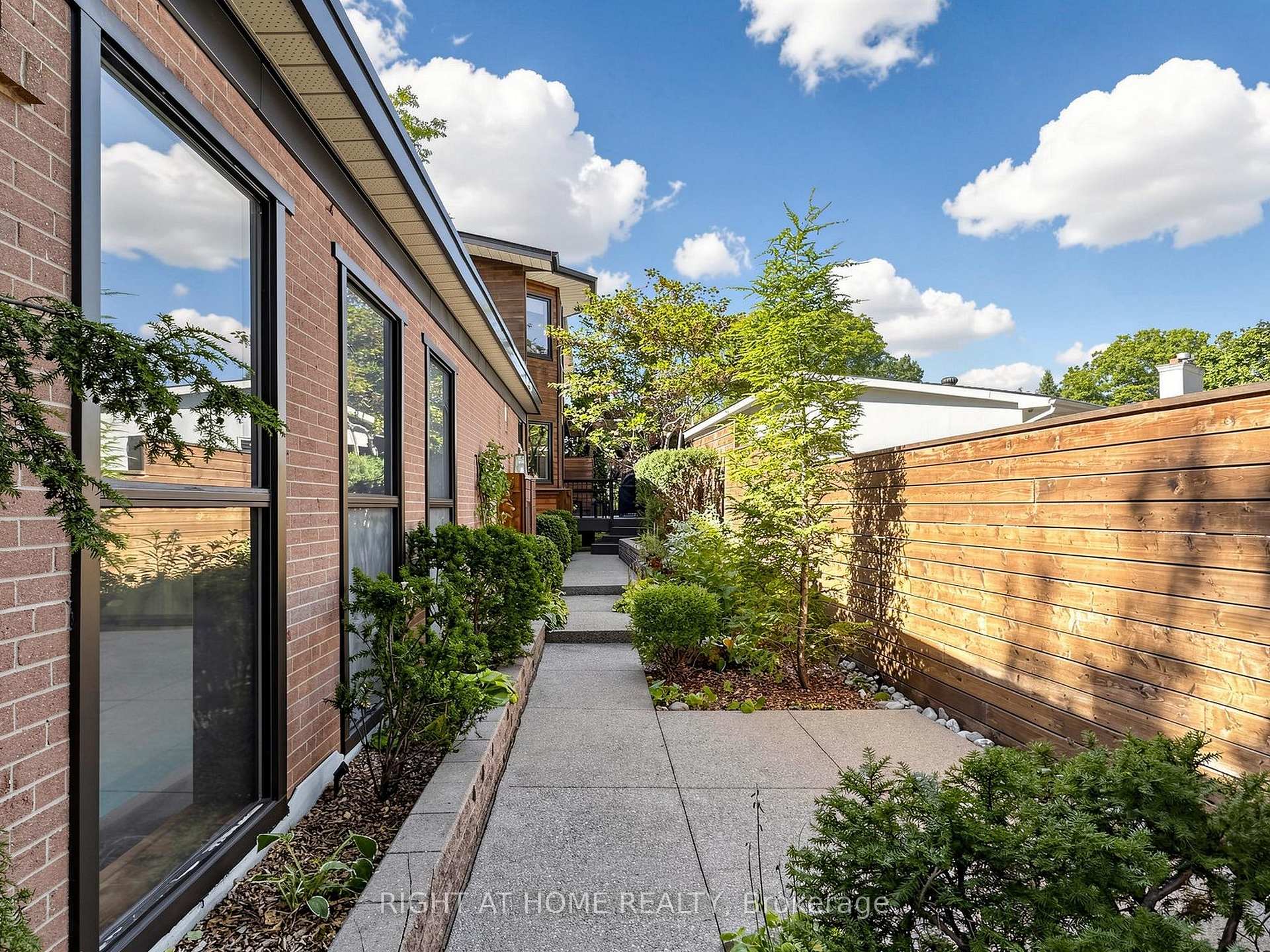 Photo 11 of 4 Grovetree Road, Etobicoke, Thistletown-Beaumonde Heights — HOMEH