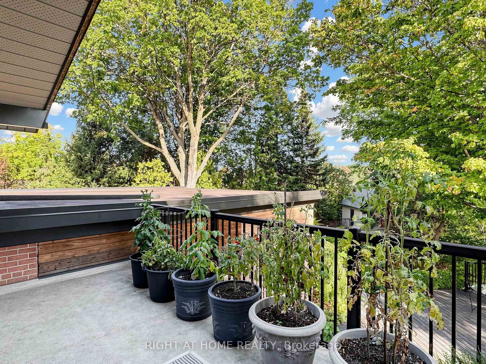 Photo 12 of 4 Grovetree Road, Etobicoke, Thistletown-Beaumonde Heights — HOMEH