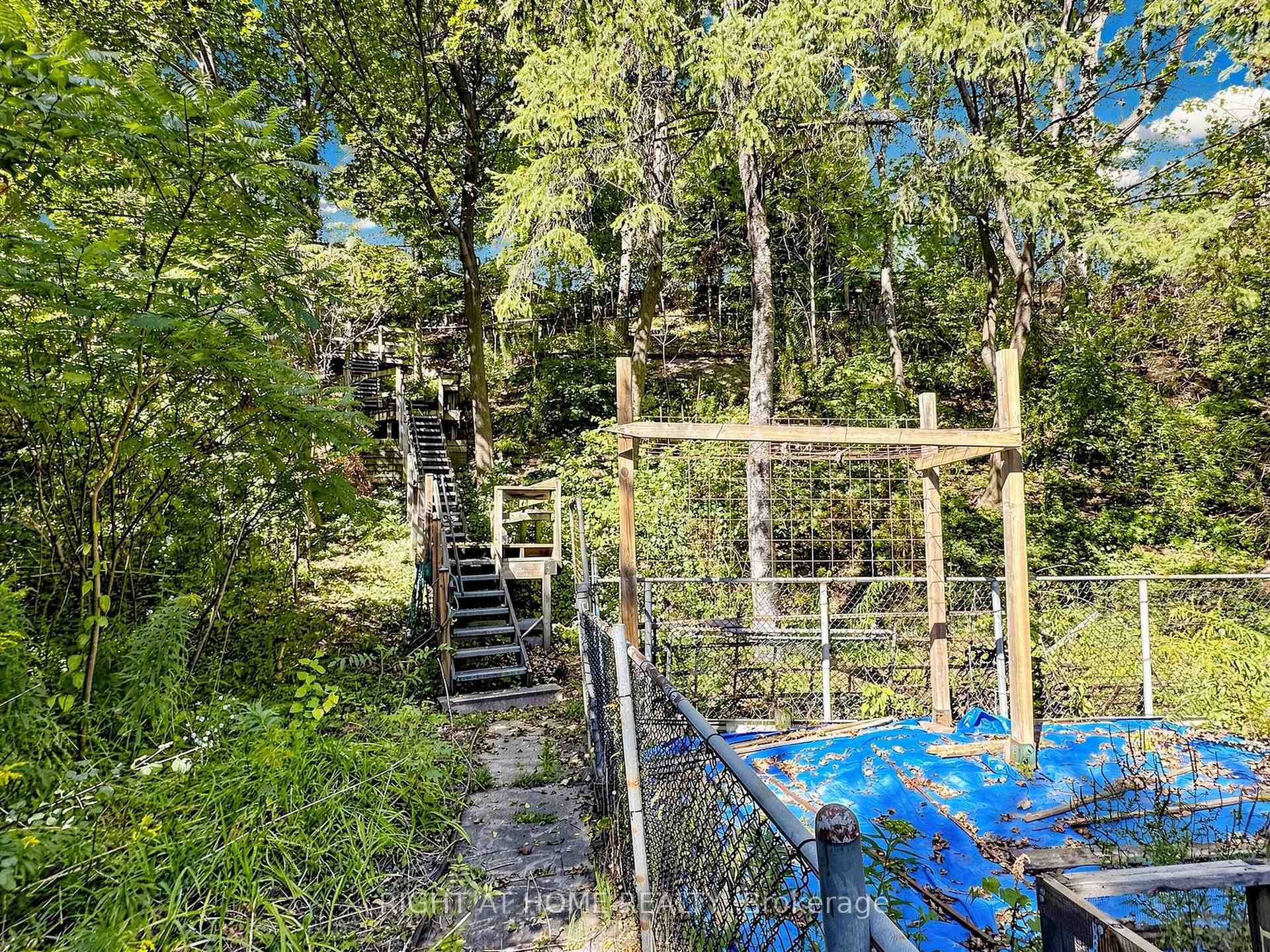 Photo 7 of 4 Grovetree Road, Etobicoke, Thistletown-Beaumonde Heights — HOMEH