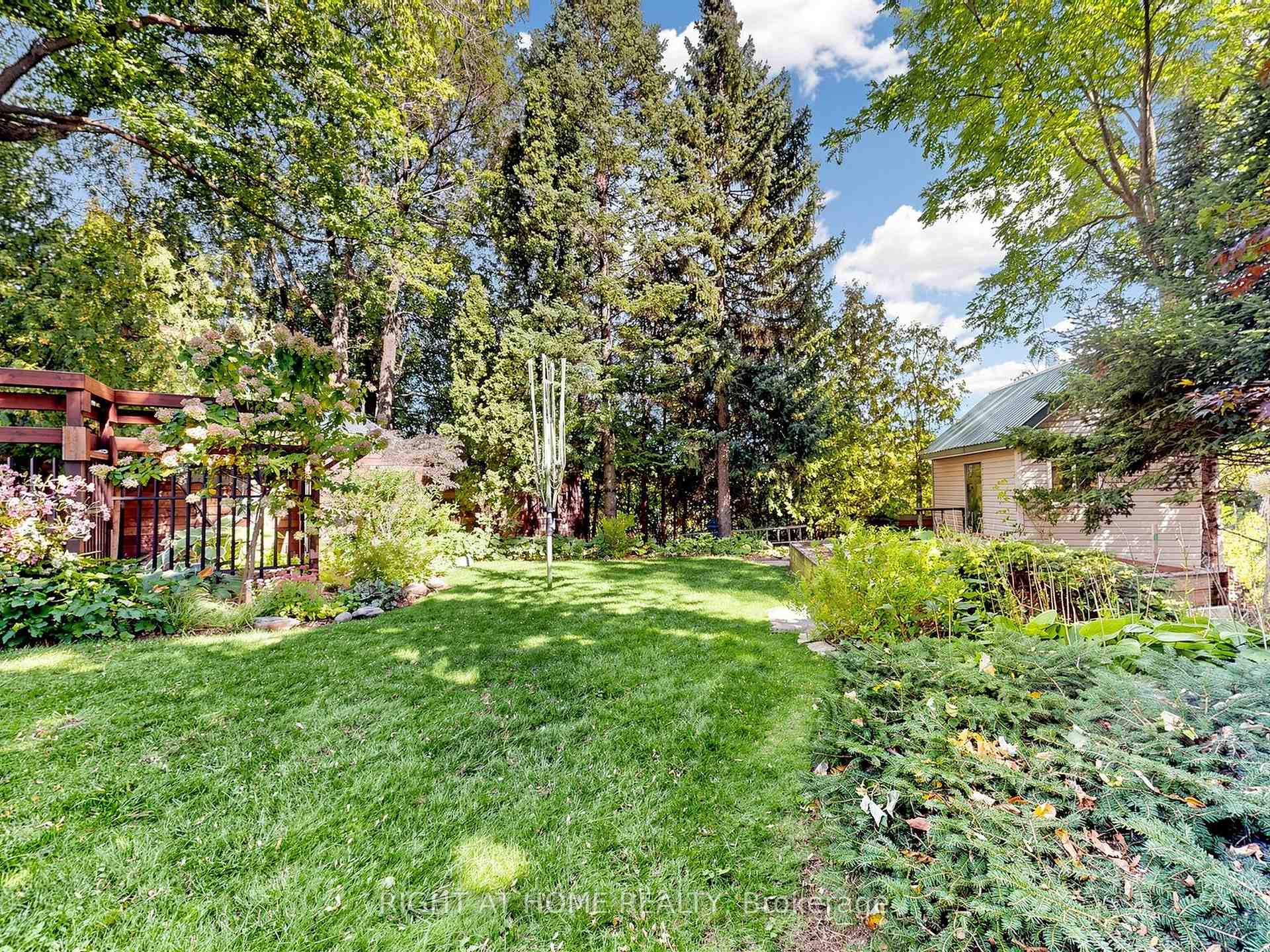 Photo 16 of 4 Grovetree Road, Etobicoke, Thistletown-Beaumonde Heights — HOMEH