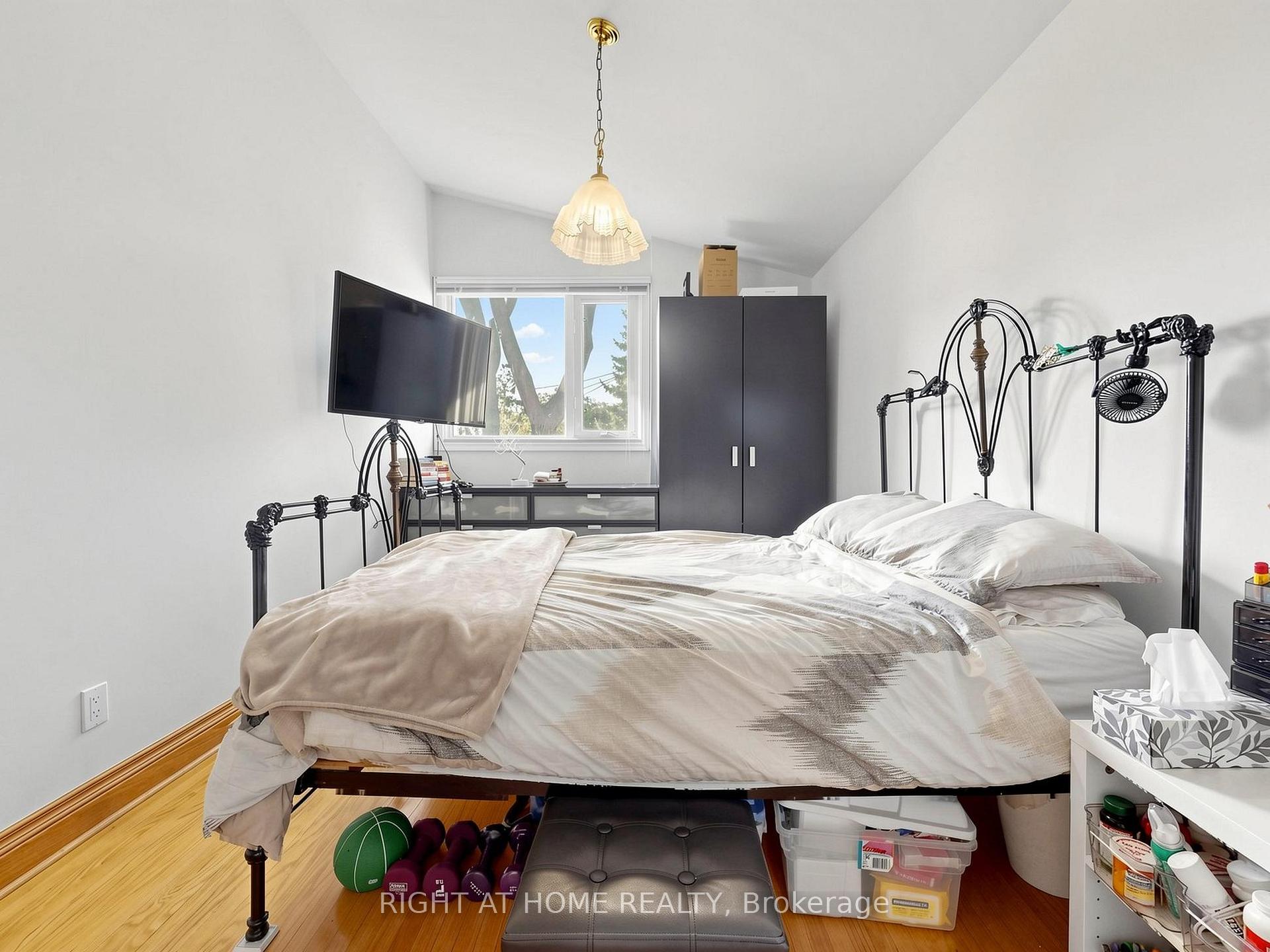 Photo 18 of 4 Grovetree Road, Etobicoke, Thistletown-Beaumonde Heights — HOMEH
