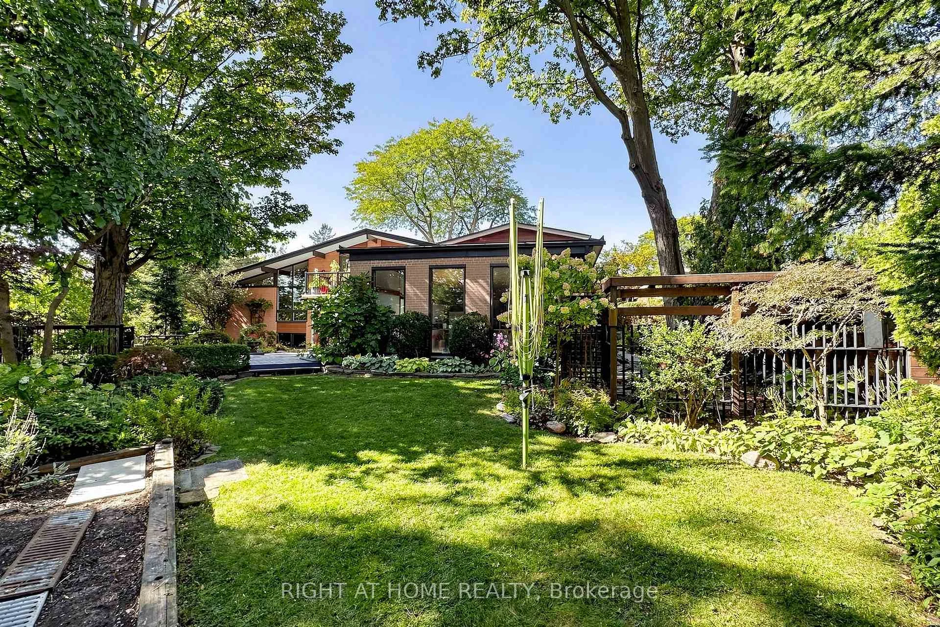 Photo 6 of 4 Grovetree Road, Etobicoke, Thistletown-Beaumonde Heights — HOMEH