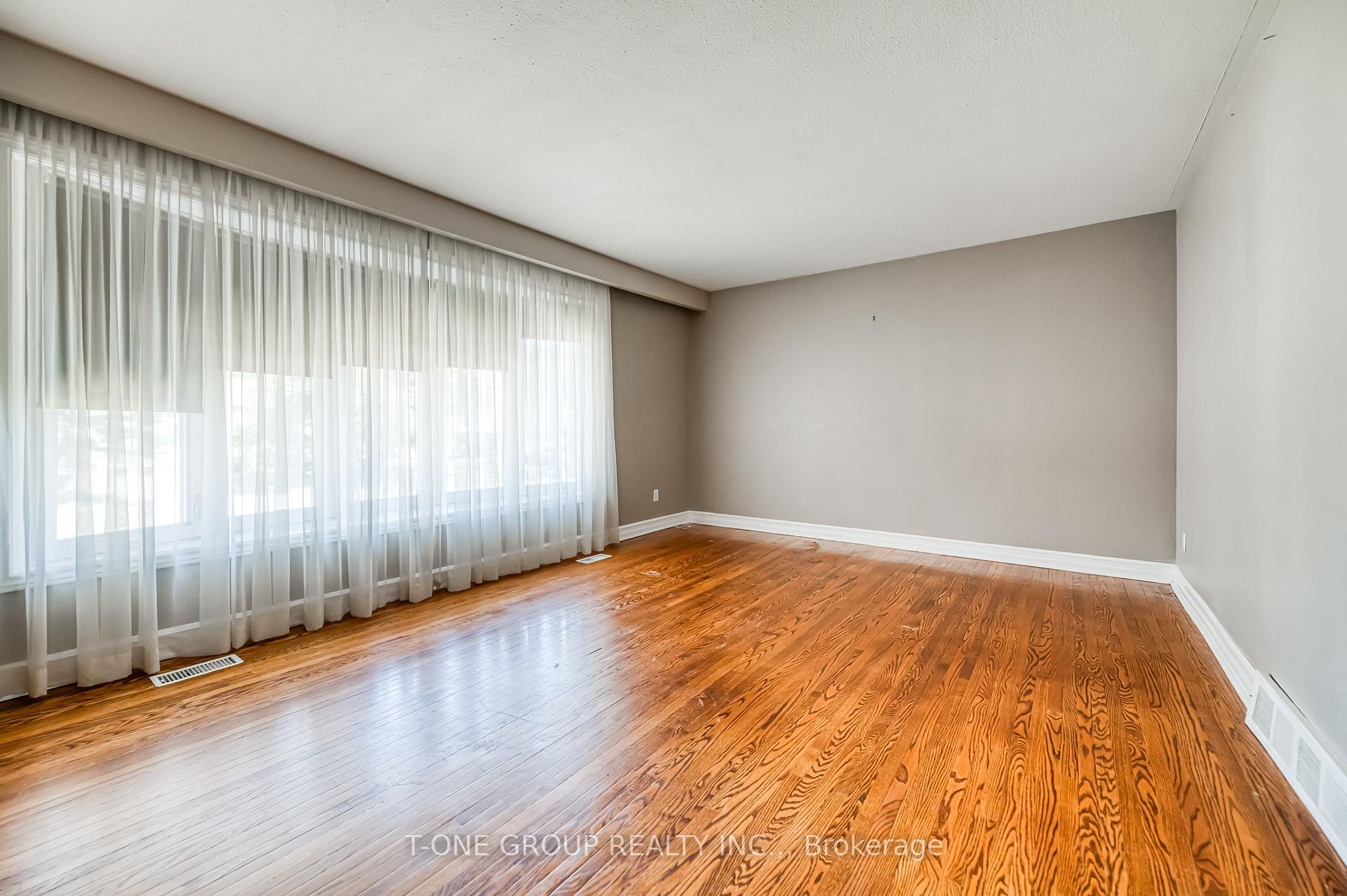 Photo 16 of 64 Hawkridge Avenue, Markham, Bullock — HOMEH