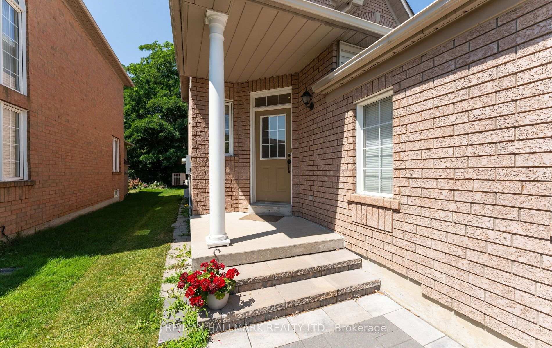 Photo 4 of 17 Rushingbrook Drive, Richmond Hill, Rouge Woods — HOMEH