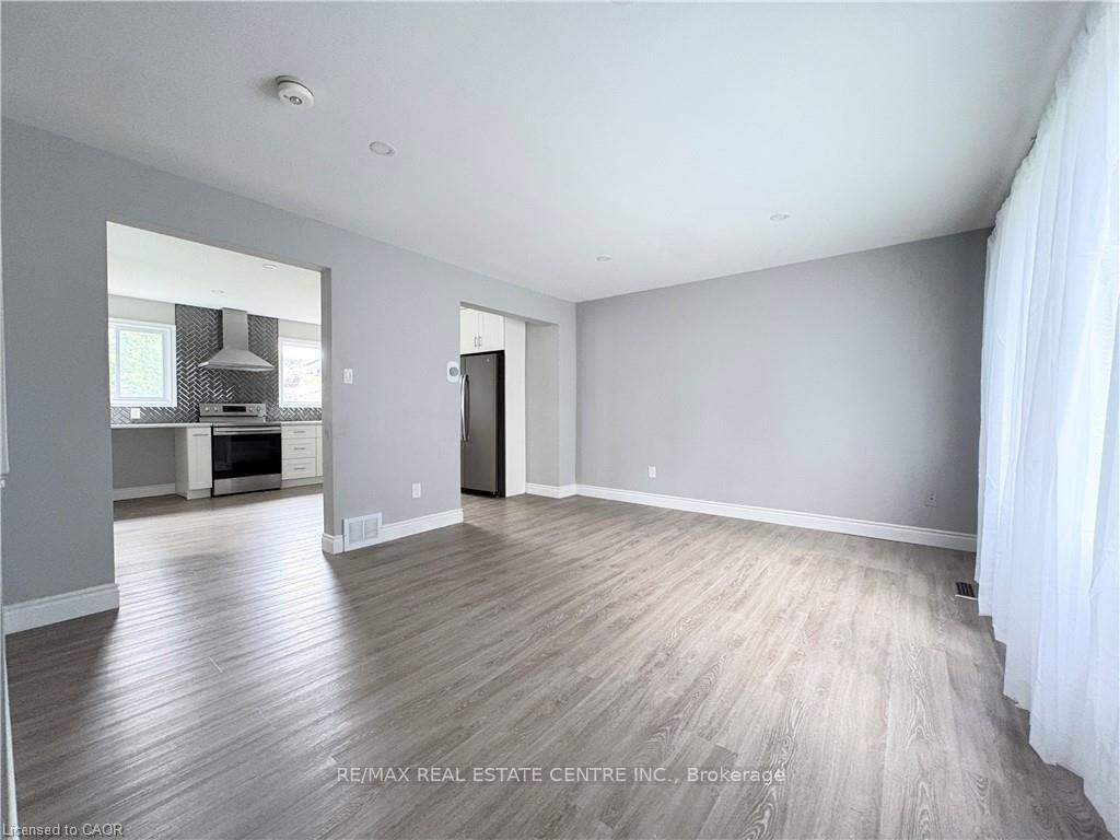 Photo 5 of 216 Brunswick Crescent, London, North I — HOMEH