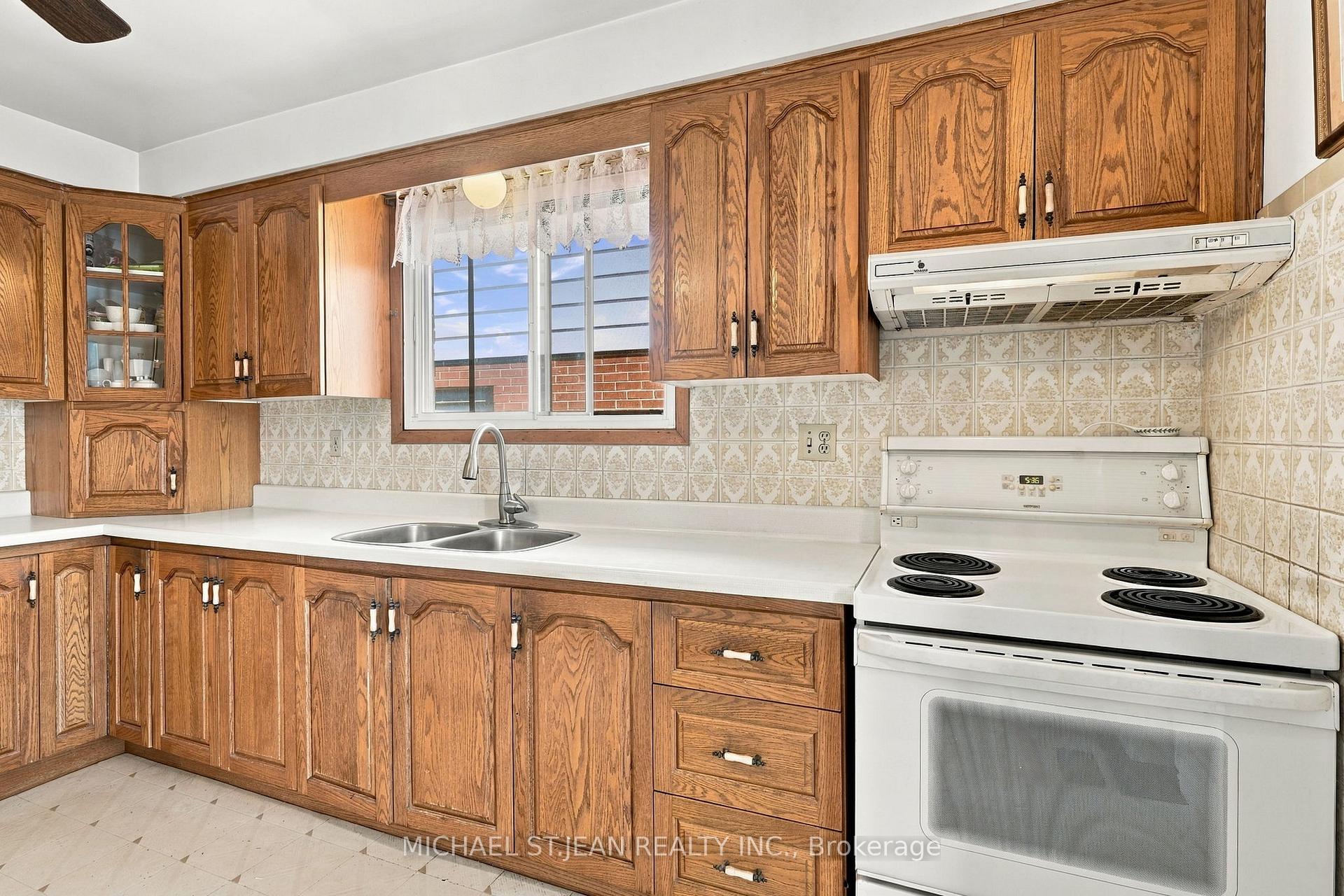 Photo 10 of 564 Cochrane Road, Hamilton, Rosedale — HOMEH