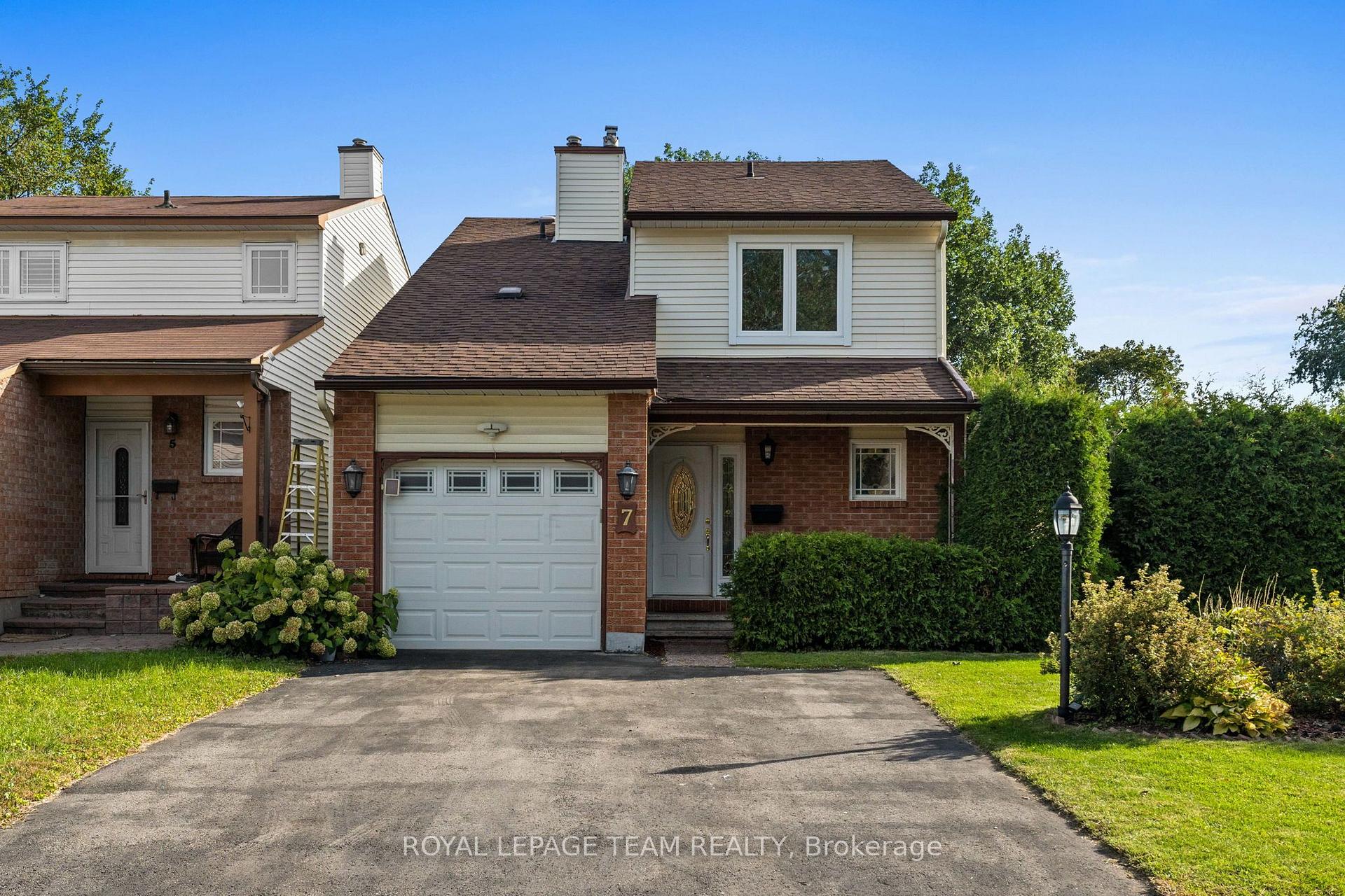 Photo 3 of 7 Benlark Road, Ottawa, Barrhaven - On the Green — HOMEH