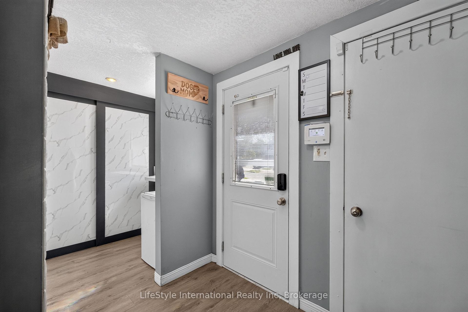 Photo 3 of 18 Camrose Court, Kitchener, Victoria Hills — HOMEH