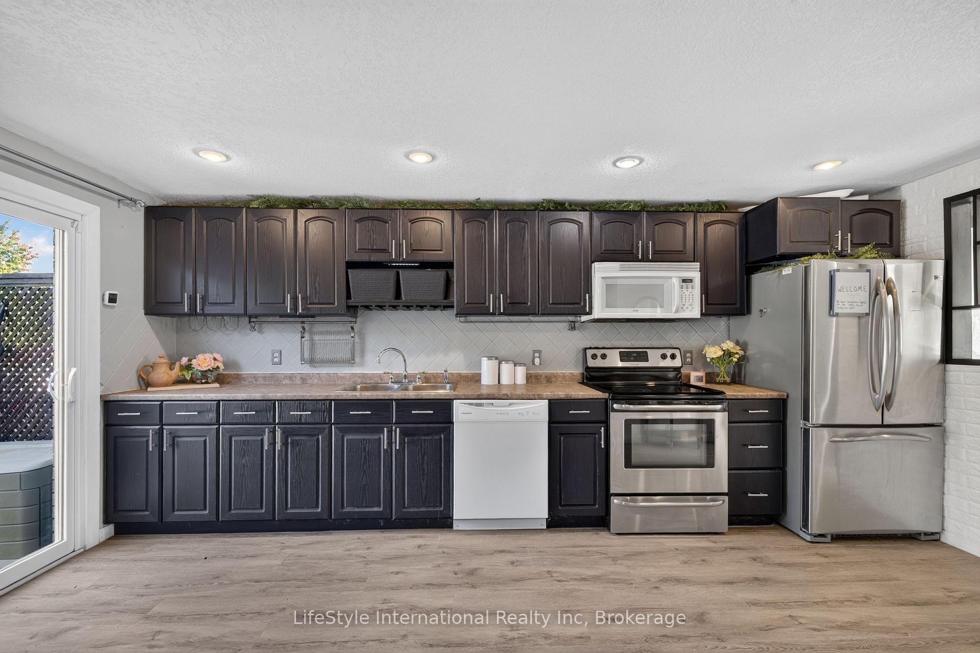 Photo 6 of 18 Camrose Court, Kitchener, Victoria Hills — HOMEH