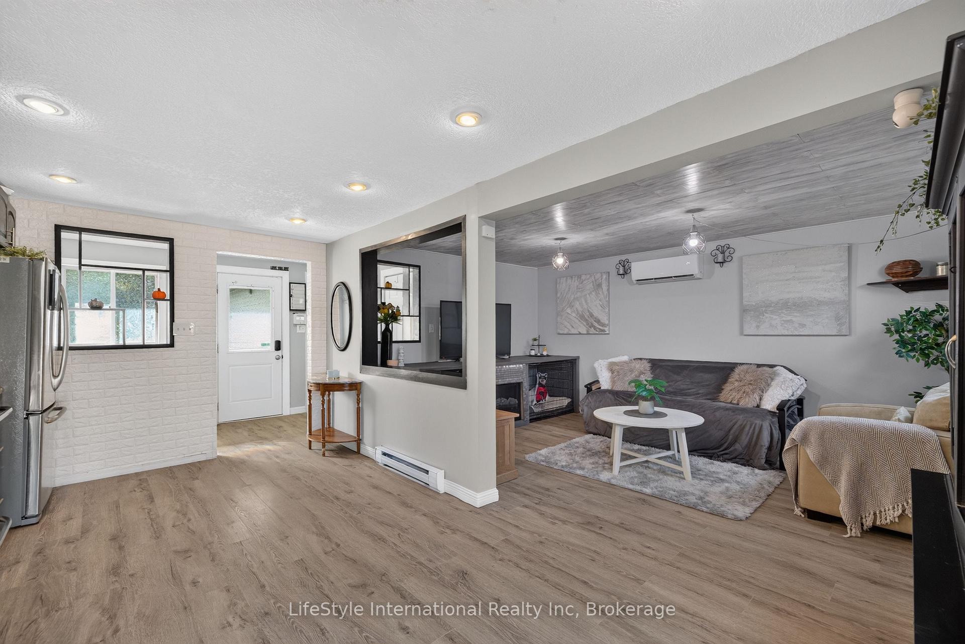 Photo 8 of 18 Camrose Court, Kitchener, Victoria Hills — HOMEH