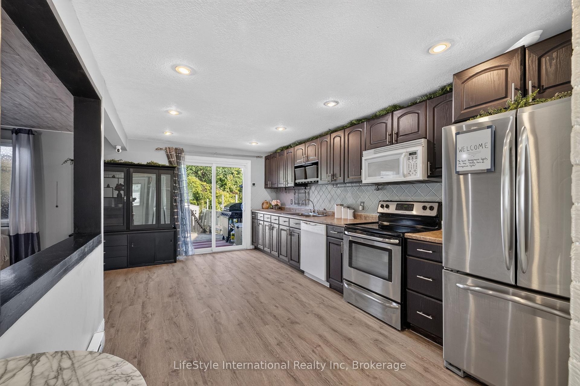 Photo 9 of 18 Camrose Court, Kitchener, Victoria Hills — HOMEH