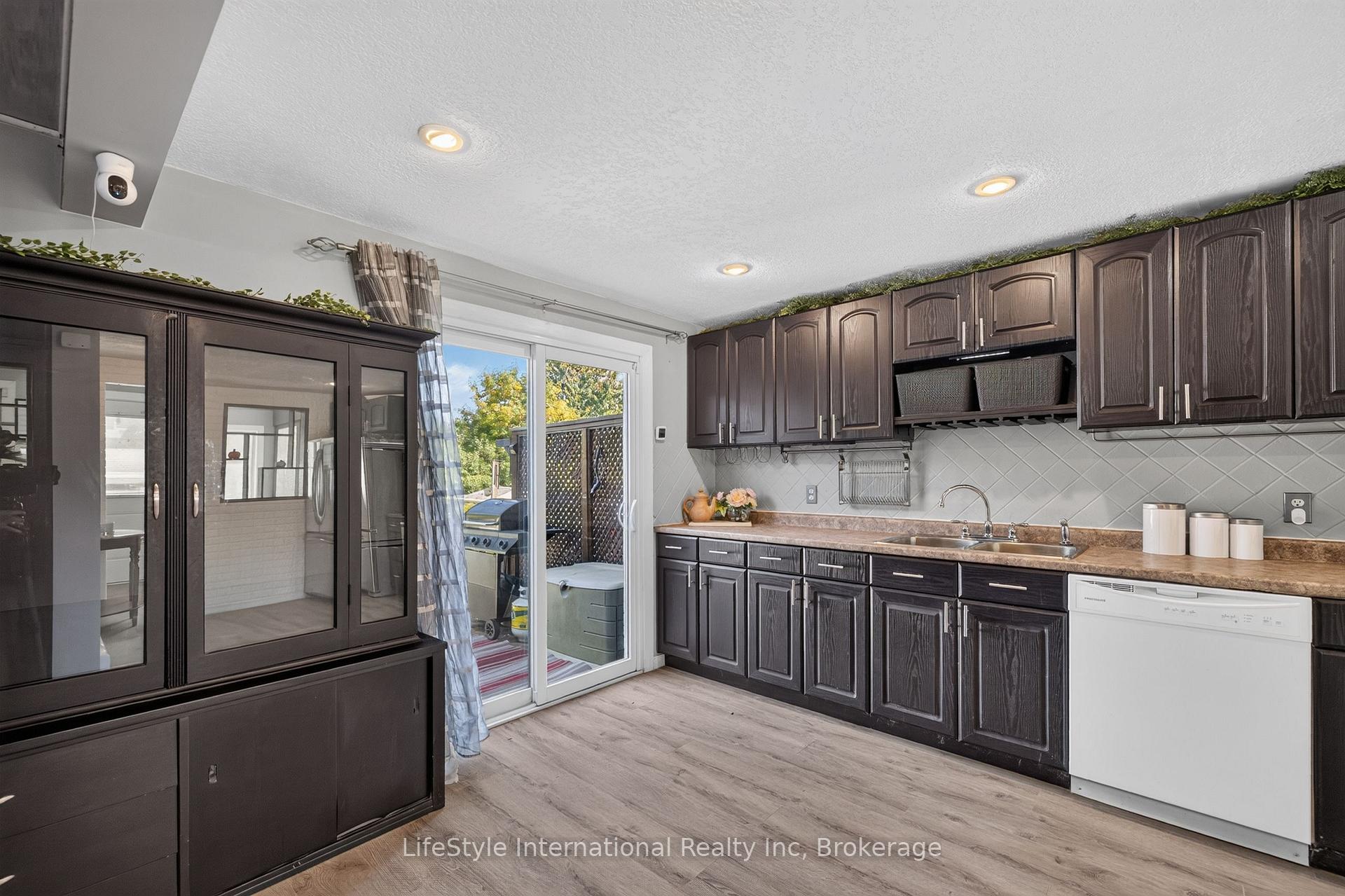 Photo 10 of 18 Camrose Court, Kitchener, Victoria Hills — HOMEH