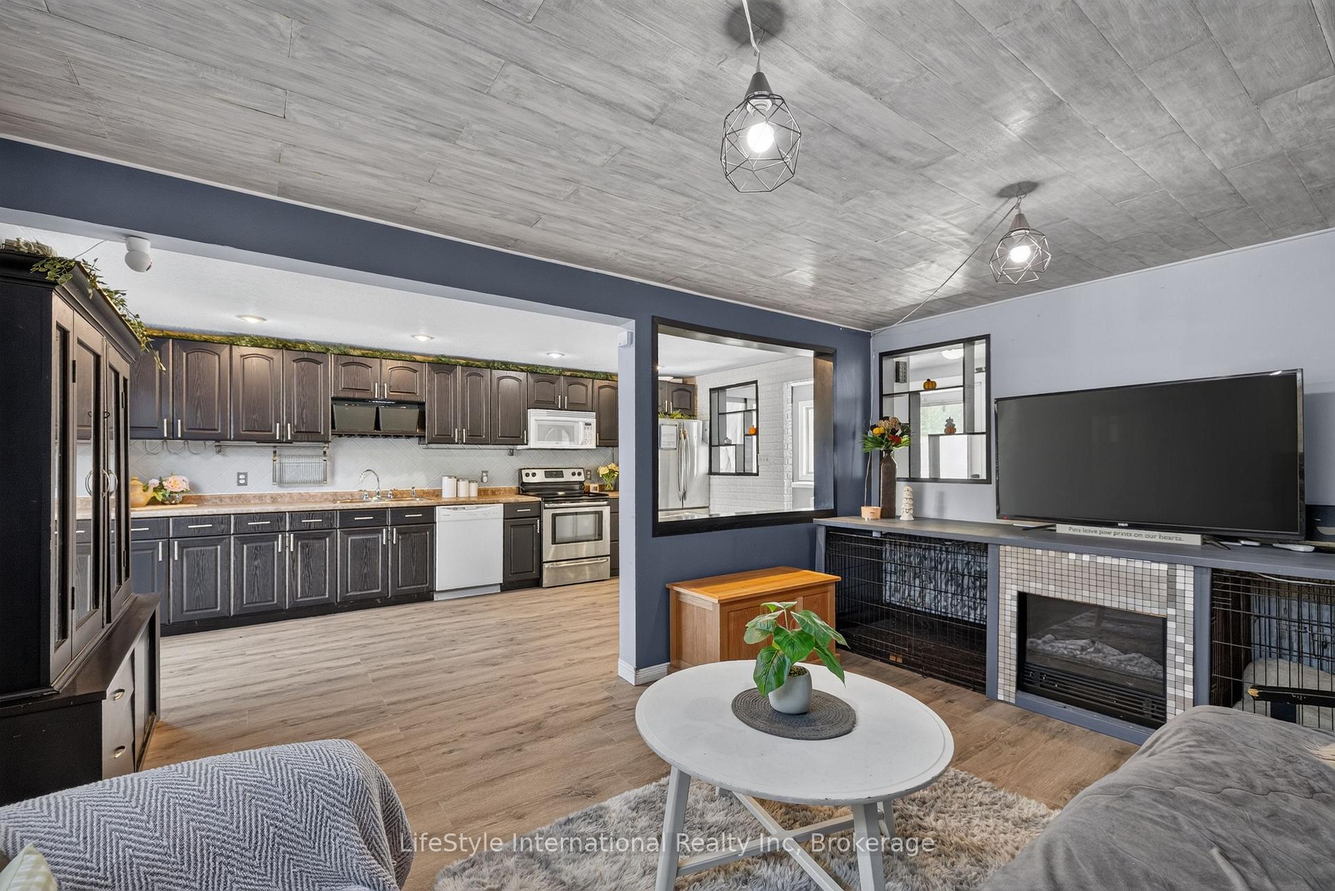 Photo 11 of 18 Camrose Court, Kitchener, Victoria Hills — HOMEH