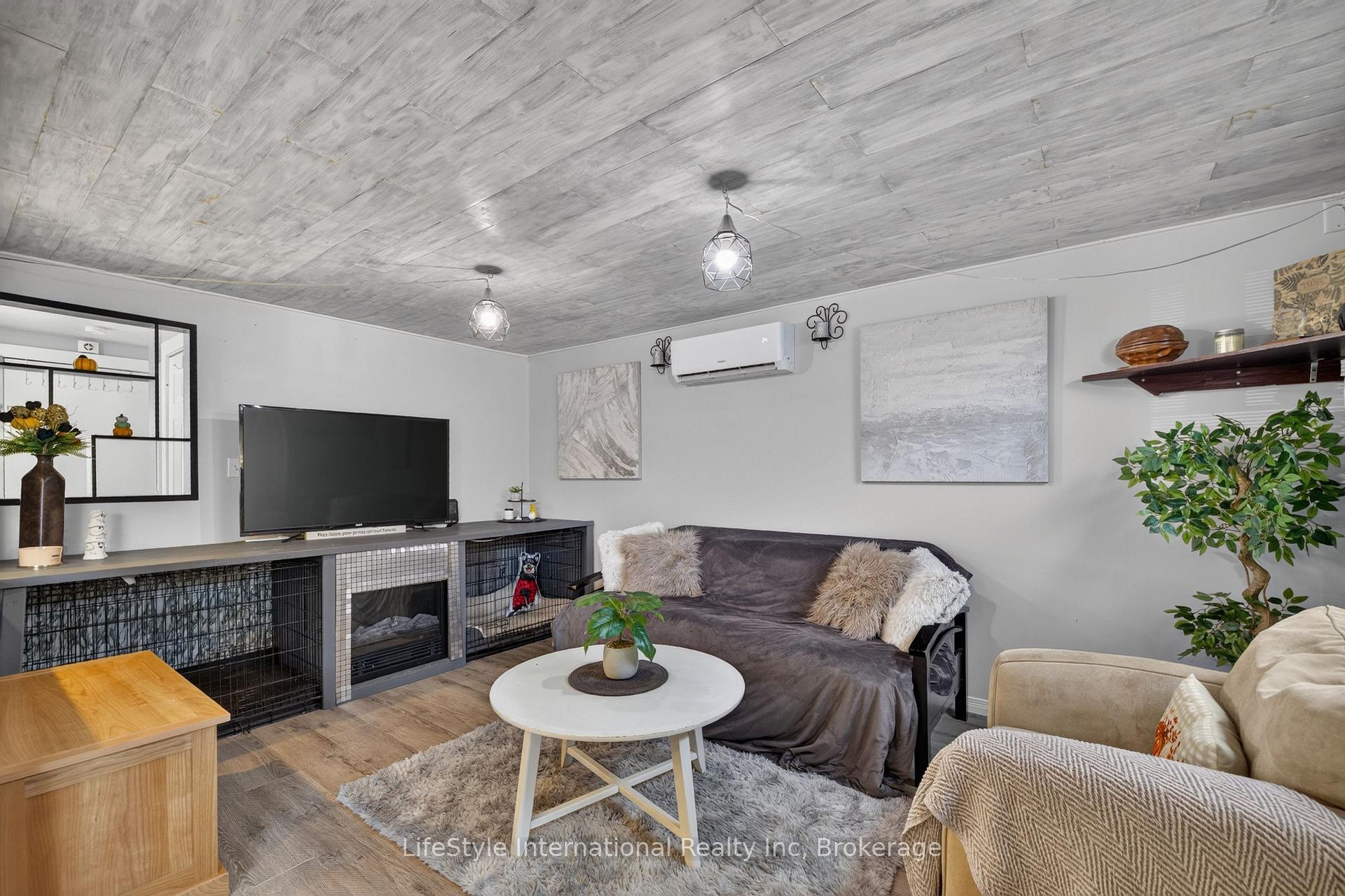 Photo 12 of 18 Camrose Court, Kitchener, Victoria Hills — HOMEH
