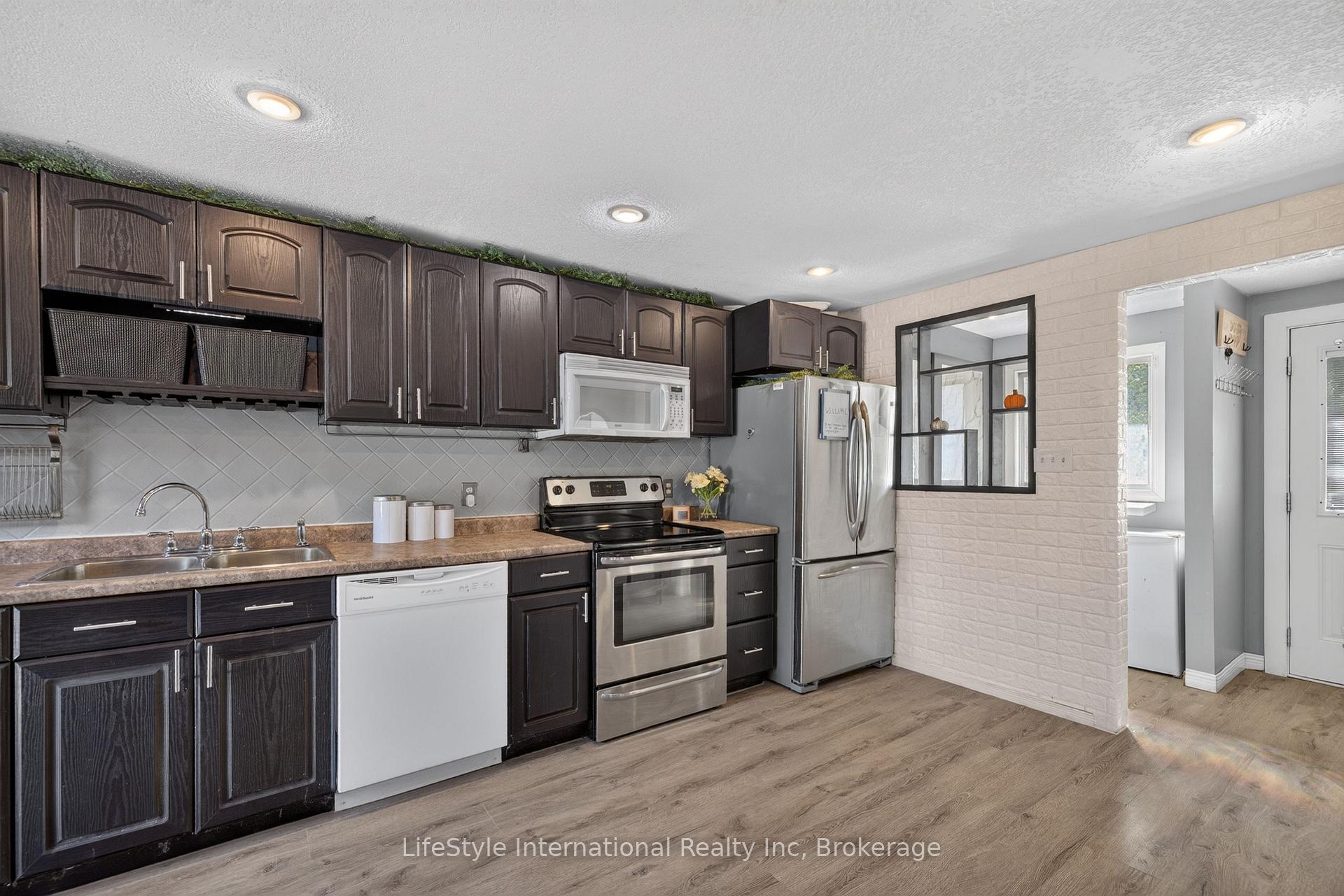 Photo 14 of 18 Camrose Court, Kitchener, Victoria Hills — HOMEH