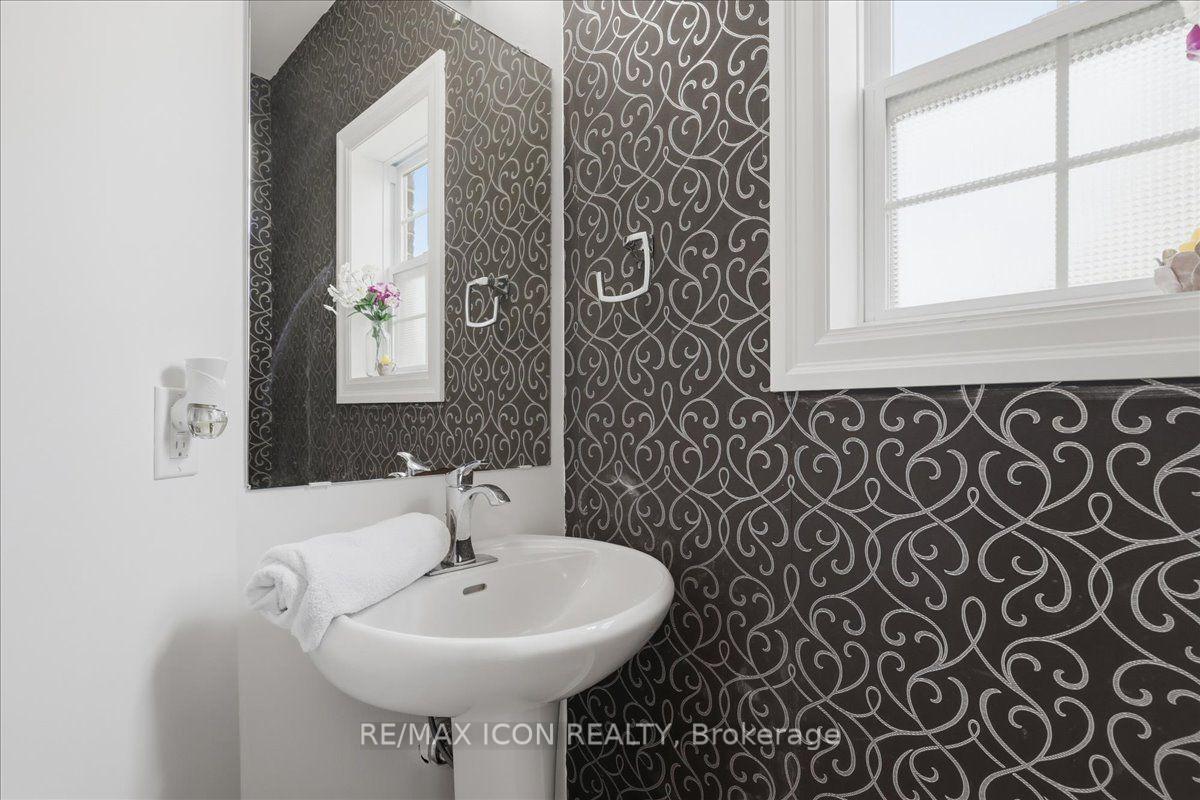 Photo 14 of 275 Falconridge Drive, Waterloo, University Downs — HOMEH