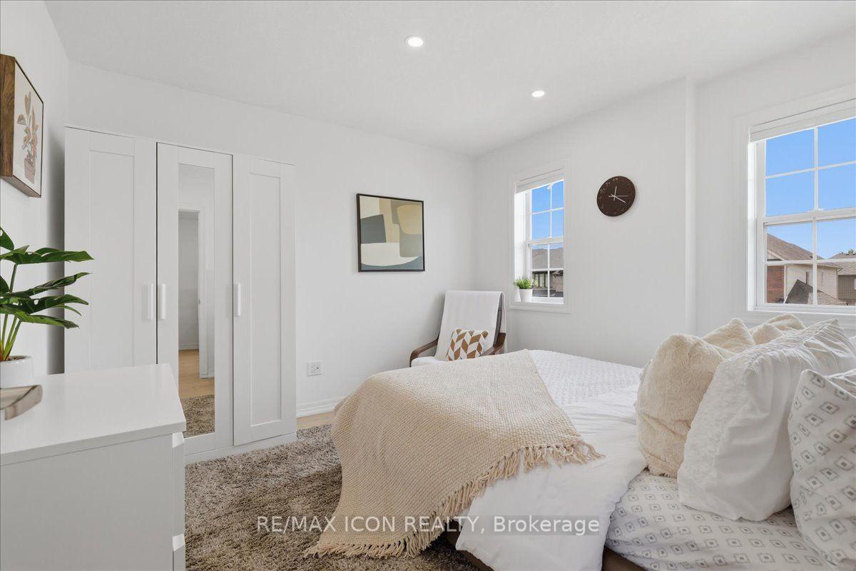 Photo 18 of 275 Falconridge Drive, Waterloo, University Downs — HOMEH