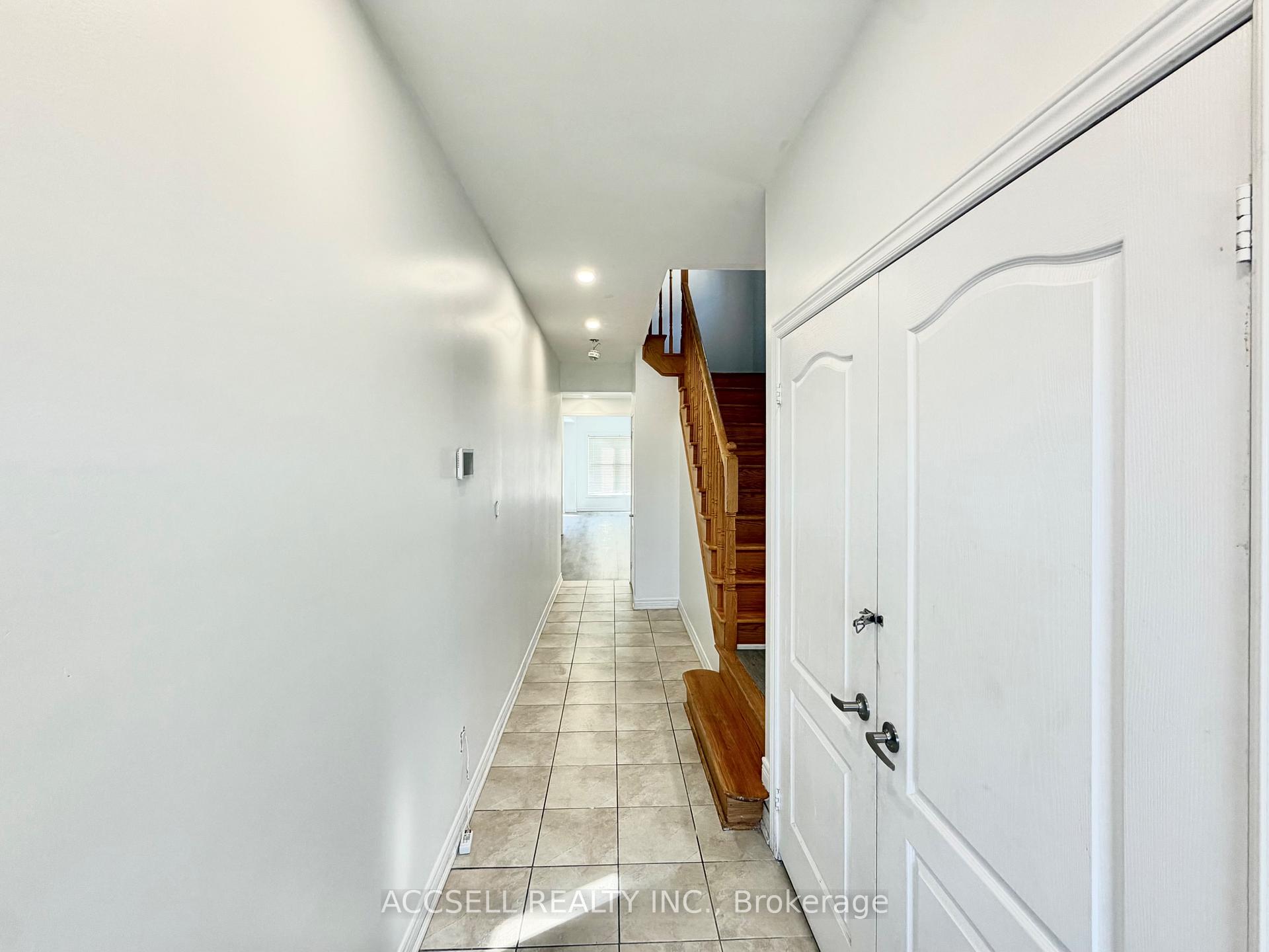 Photo 3 of 43 Banbridge Crescent, Brampton, Credit Valley — HOMEH
