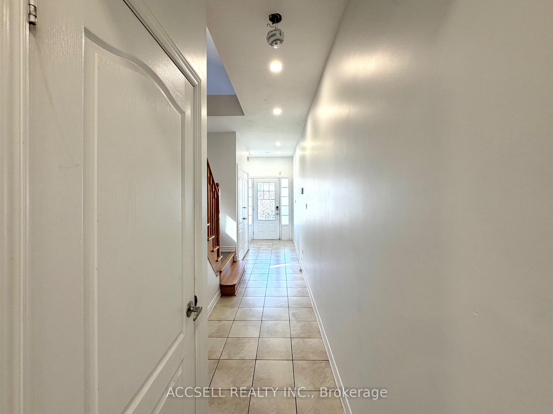 Photo 4 of 43 Banbridge Crescent, Brampton, Credit Valley — HOMEH