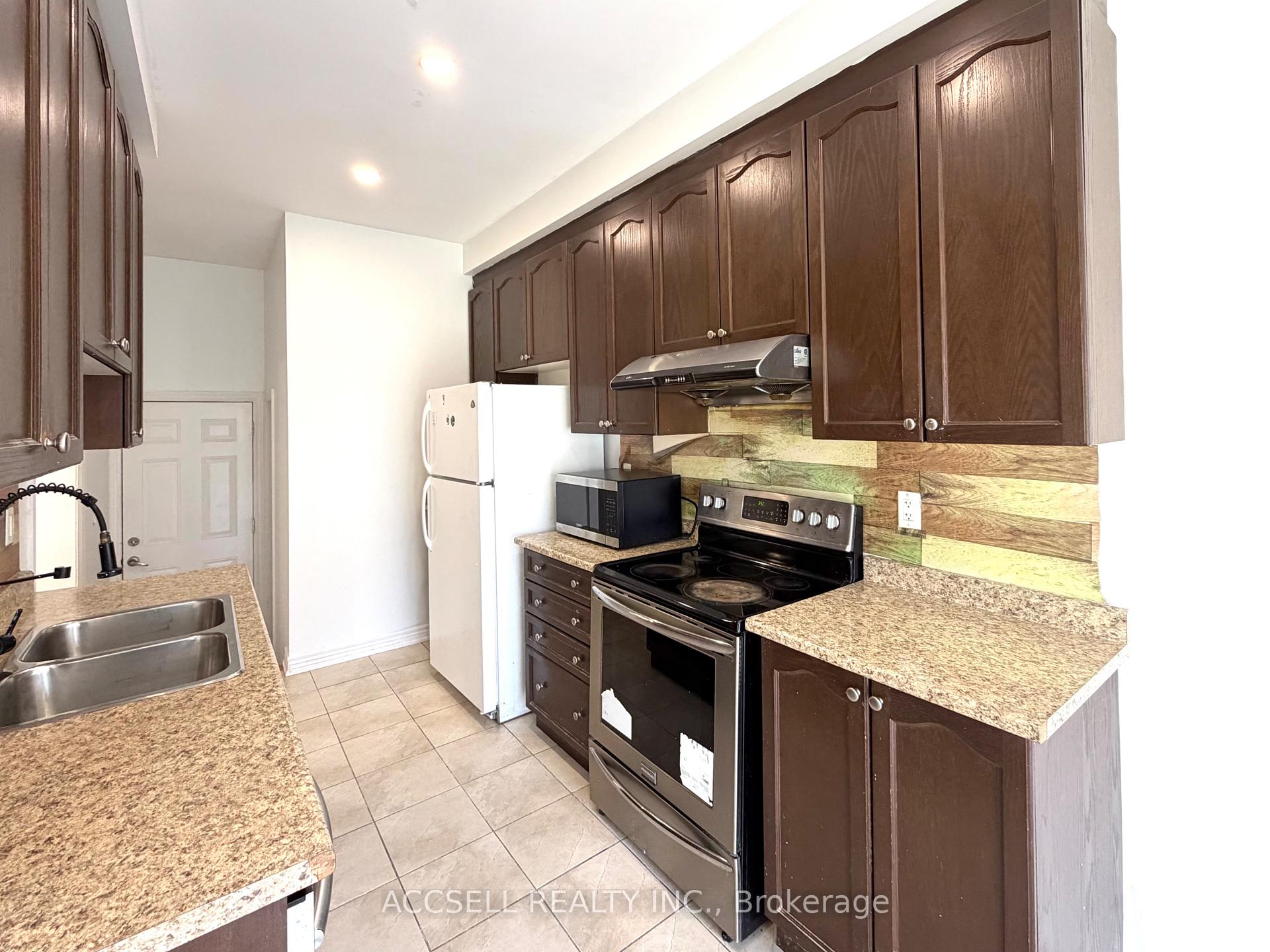 Photo 9 of 43 Banbridge Crescent, Brampton, Credit Valley — HOMEH