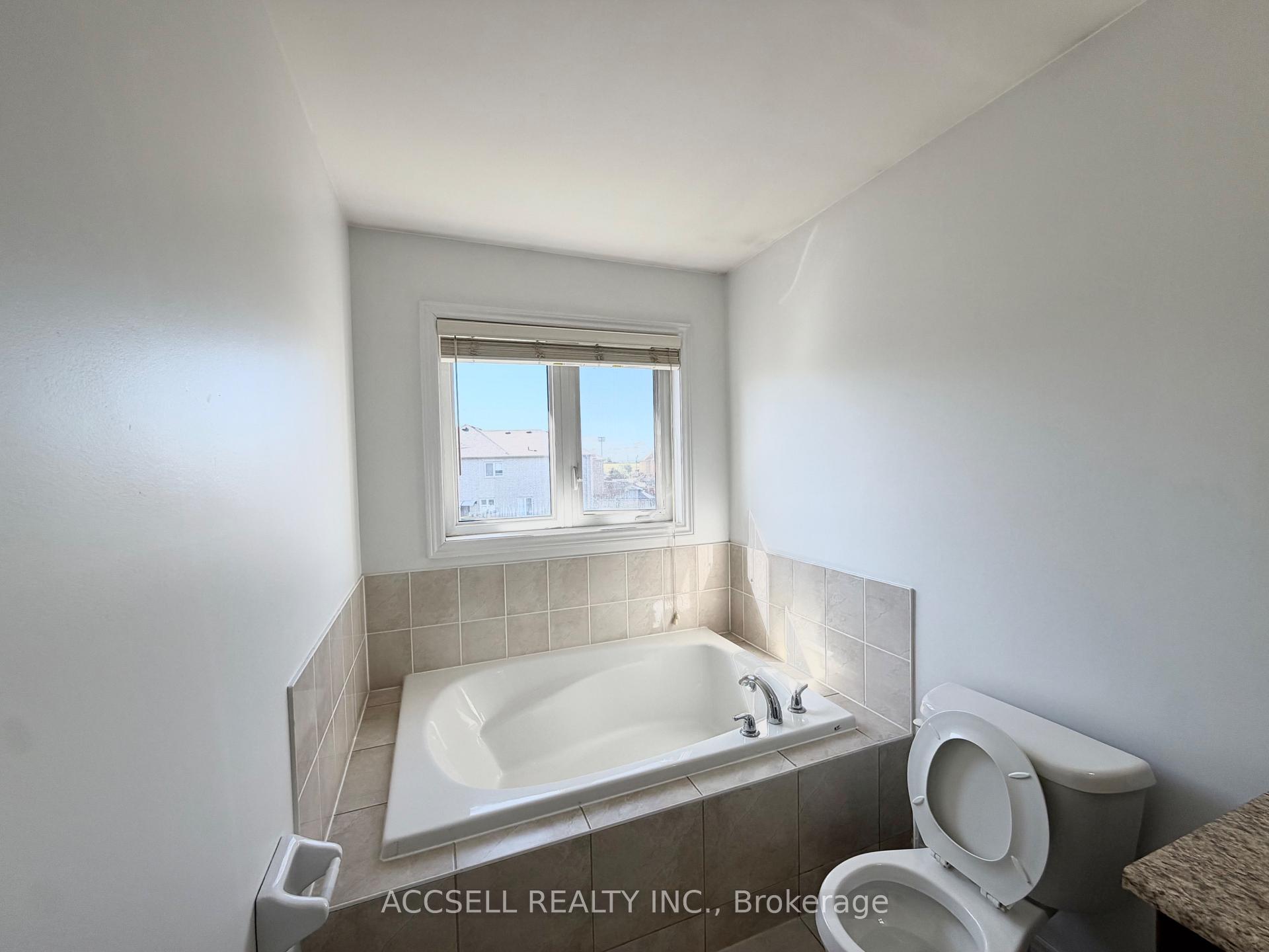Photo 20 of 43 Banbridge Crescent, Brampton, Credit Valley — HOMEH