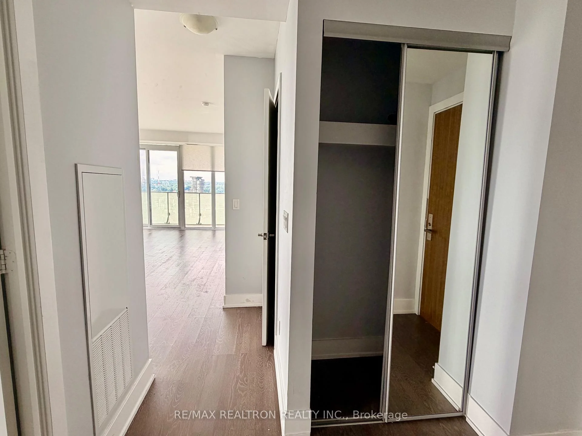 Photo 4 of Unit 2806, 200 Bloor Street W, Toronto, The Annex — HOMEH