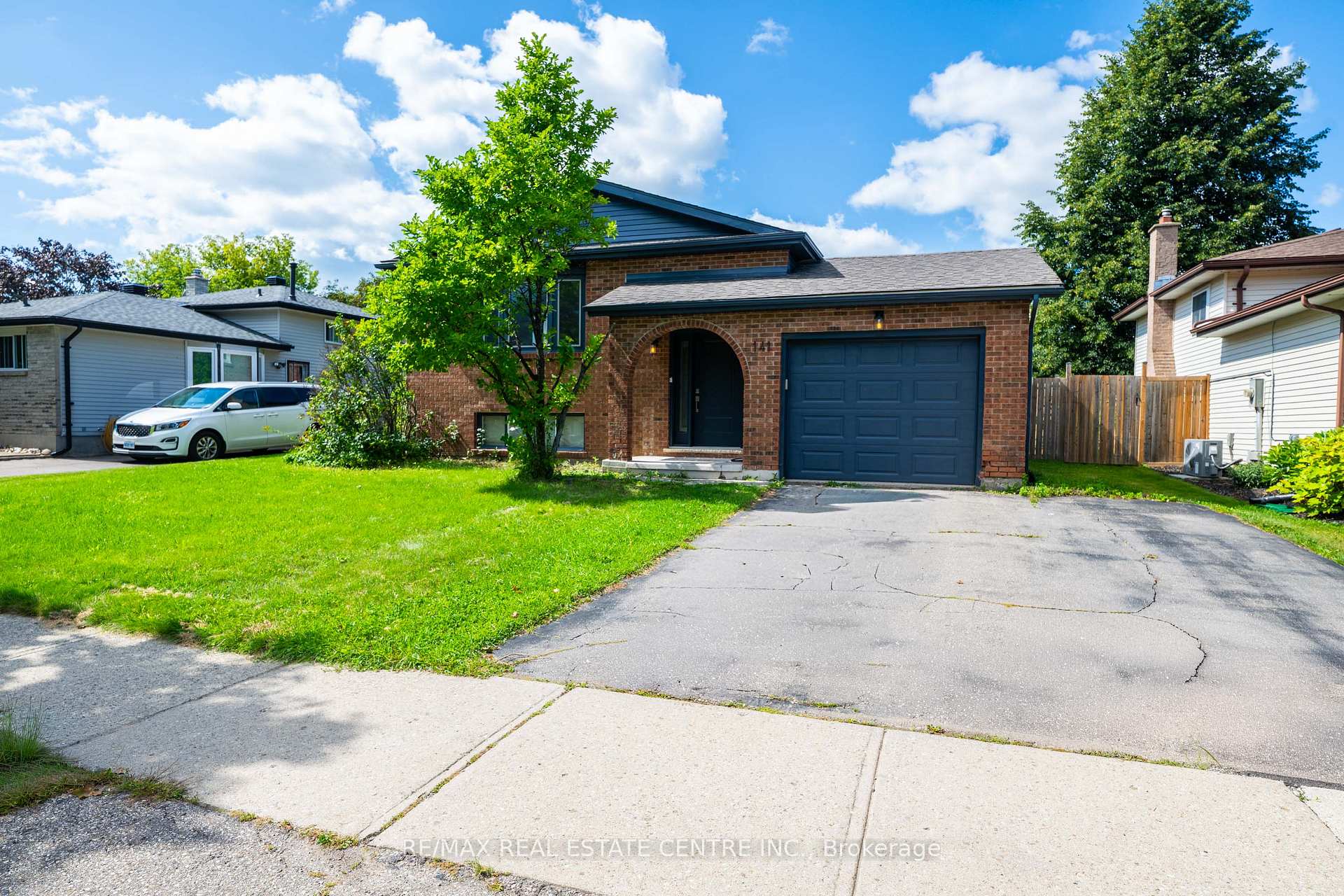 Photo 2 of 141 Cedar Crest Street, Kitchener, Forest Heights — HOMEH