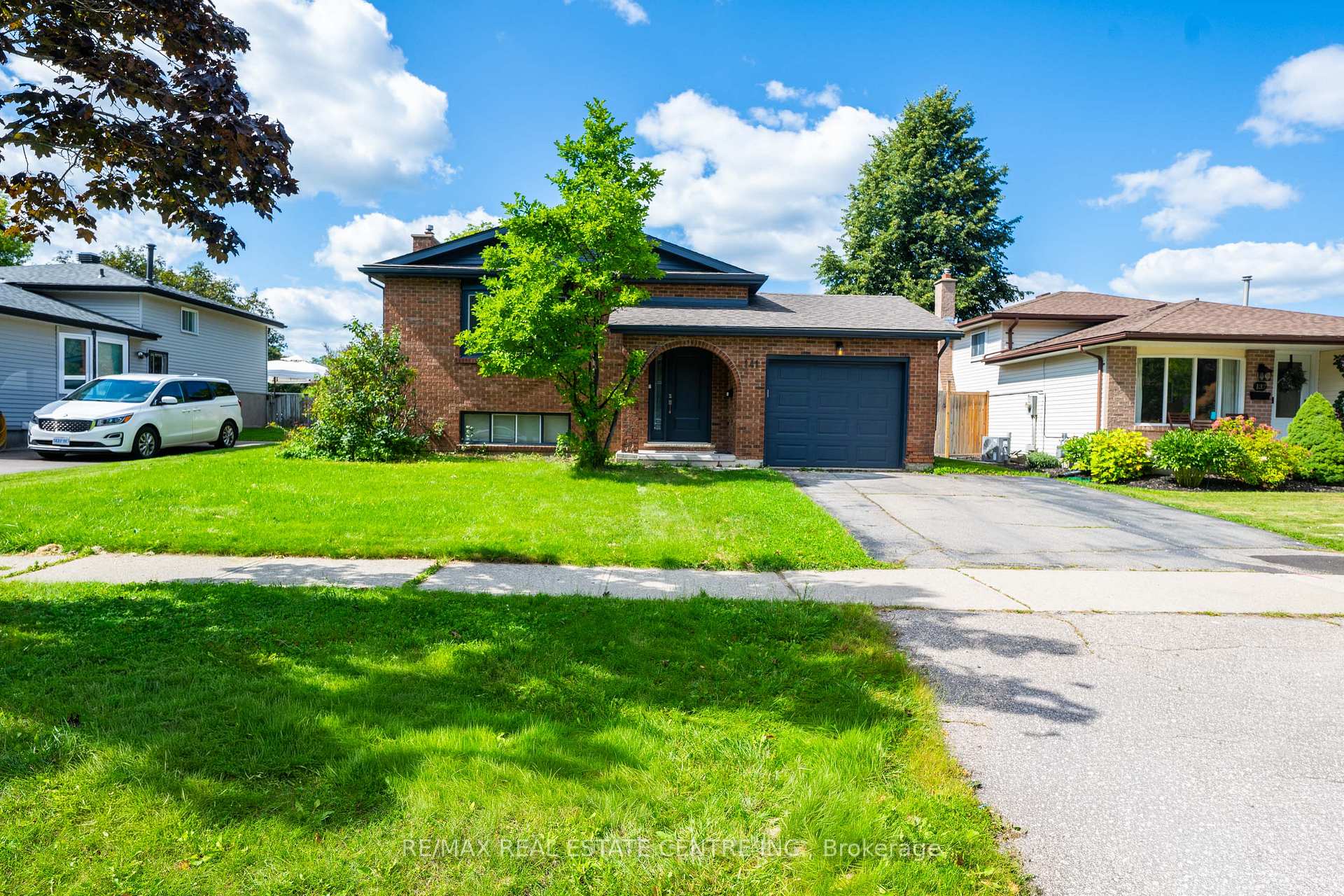 Photo 3 of 141 Cedar Crest Street, Kitchener, Forest Heights — HOMEH