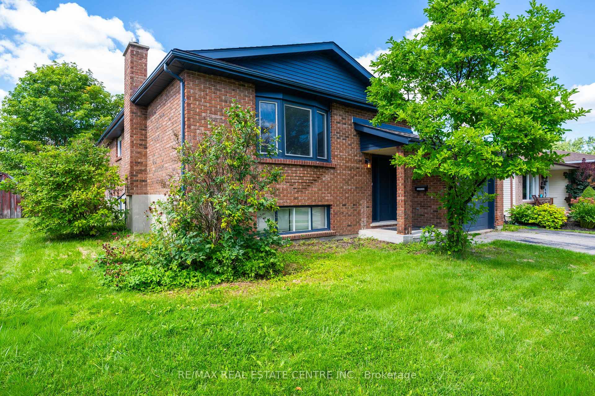 Photo 4 of 141 Cedar Crest Street, Kitchener, Forest Heights — HOMEH