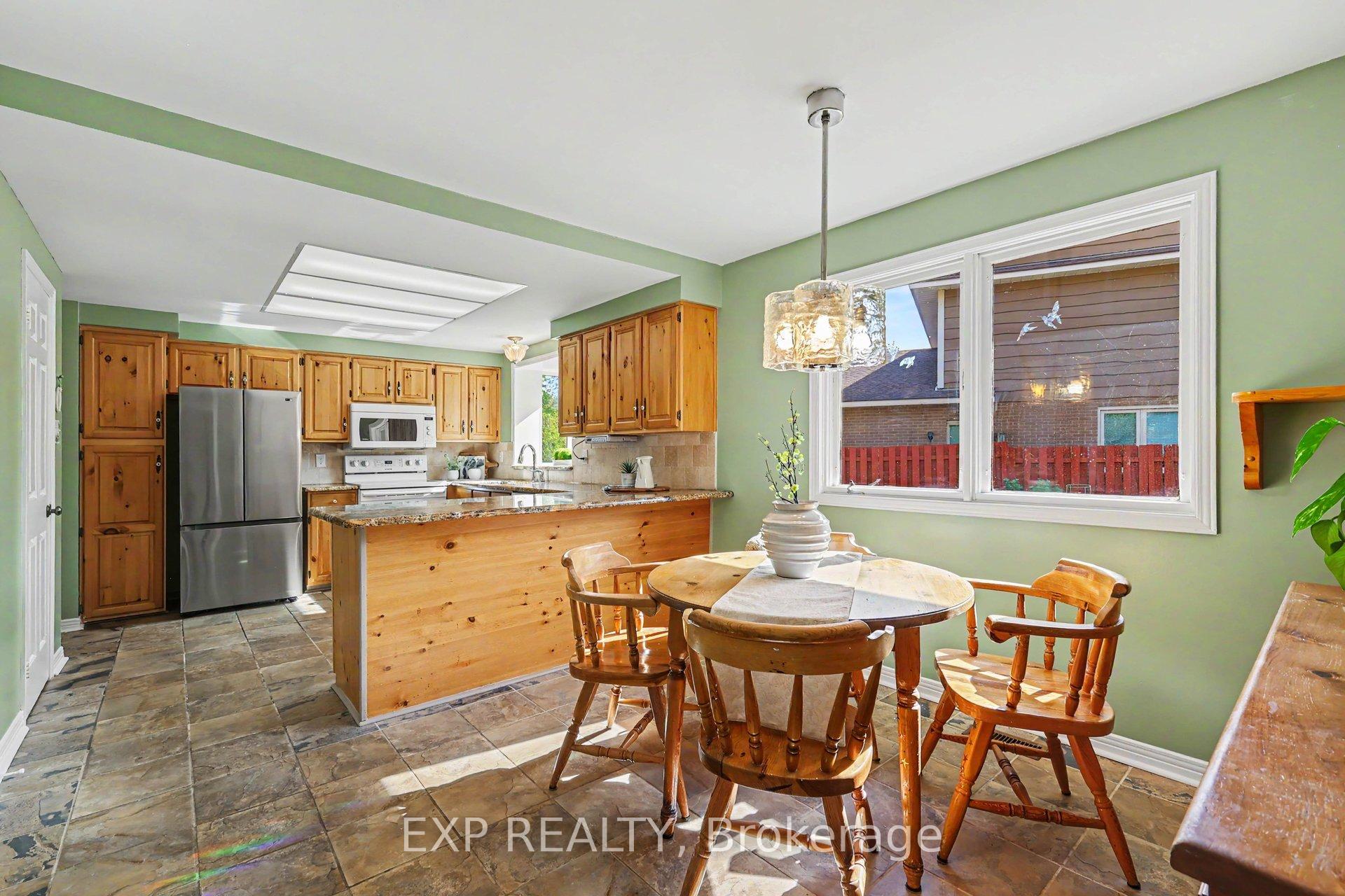 Photo 17 of 105 Country Club Drive, Ottawa, Hunt Club — HOMEH