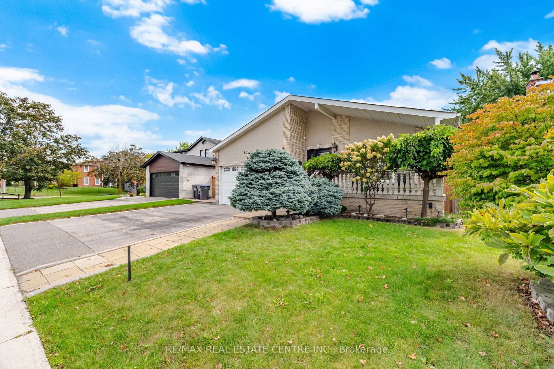 Photo 2 of 1876 Bough Beeches Boulevard, Mississauga, Rathwood — HOMEH