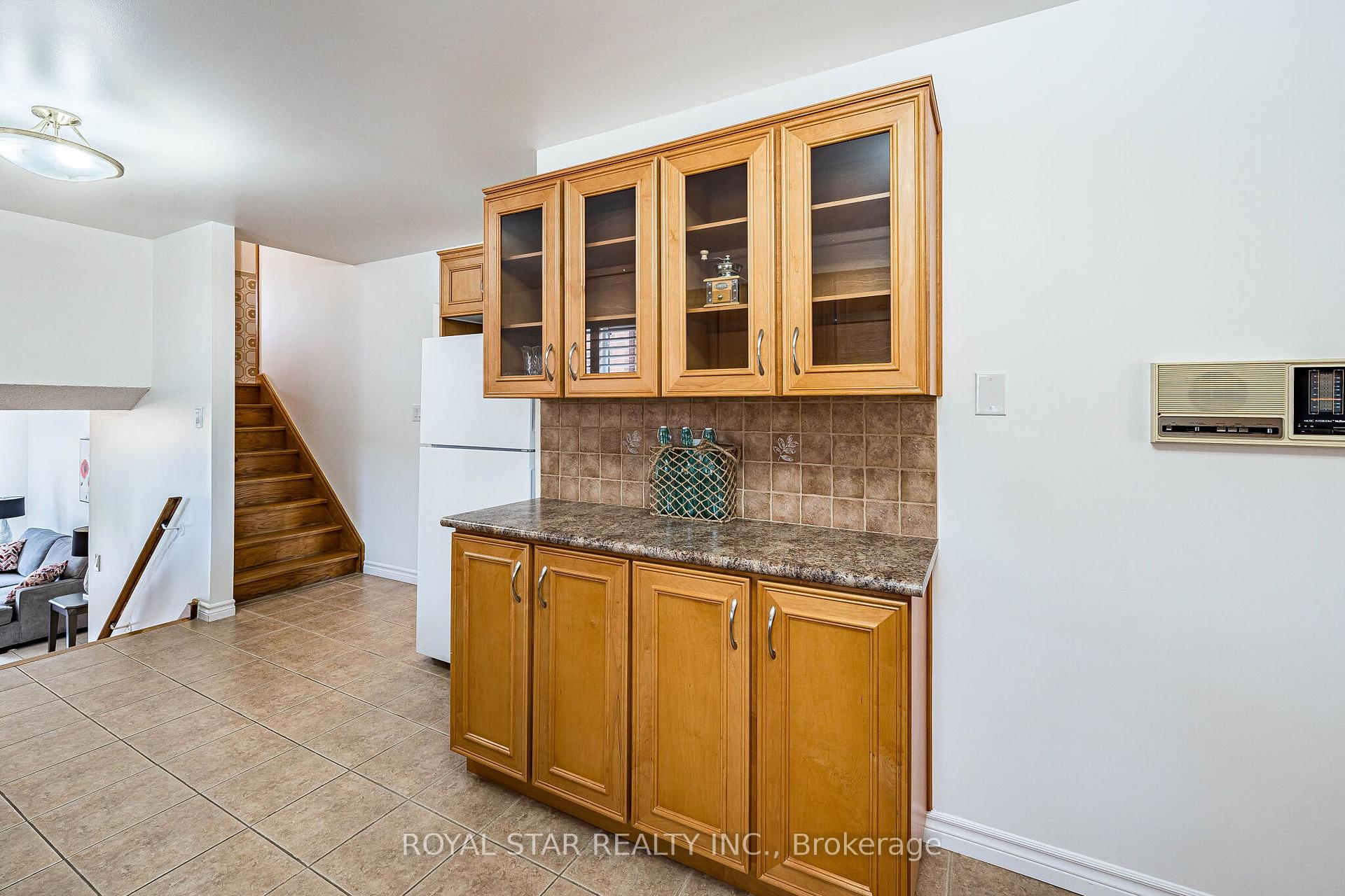 Photo 16 of 122 Sawmill Road, North York, Glenfield-Jane Heights — HOMEH