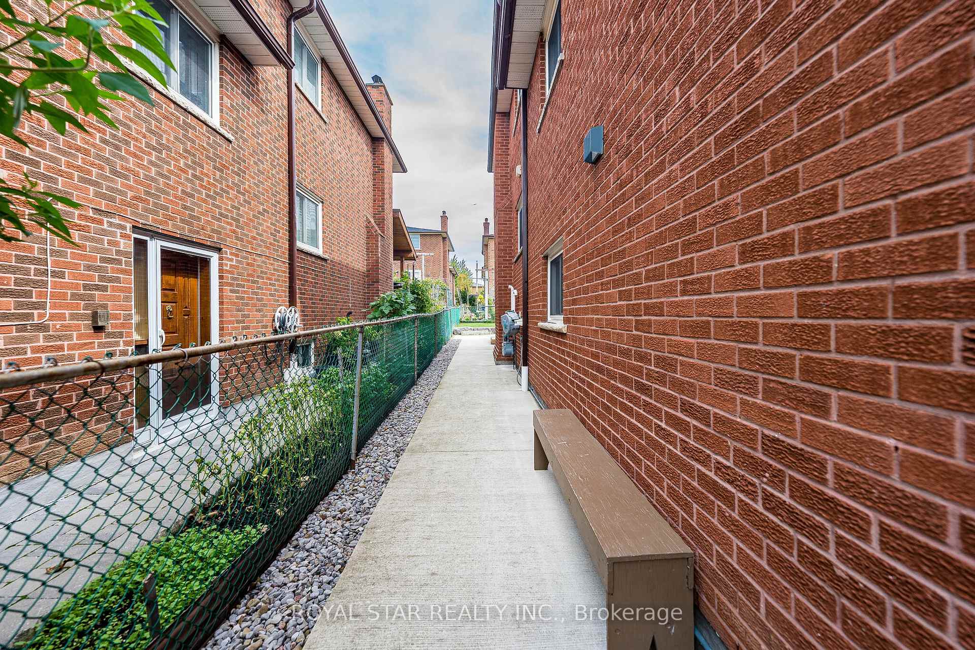 Photo 43 of 122 Sawmill Road, North York, Glenfield-Jane Heights — HOMEH