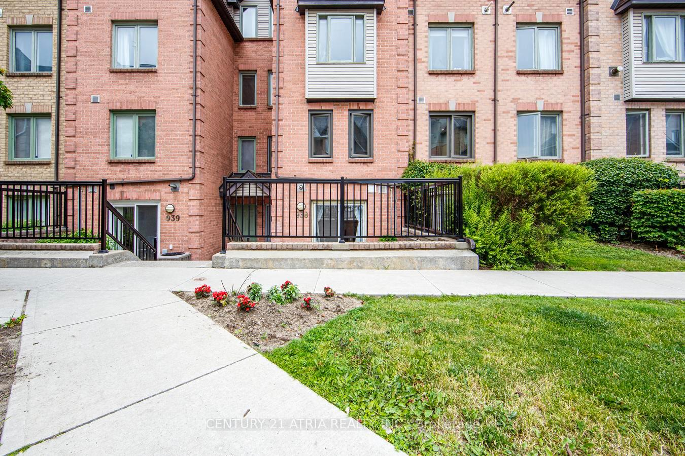 Photo 2 of Unit 938, 75 Weldrick Road E, Richmond Hill, Observatory — HOMEH