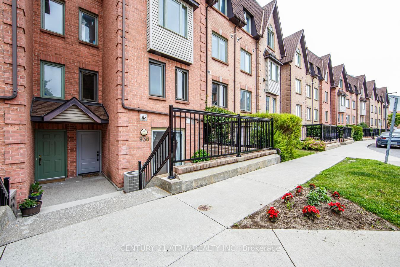 Photo 3 of Unit 938, 75 Weldrick Road E, Richmond Hill, Observatory — HOMEH