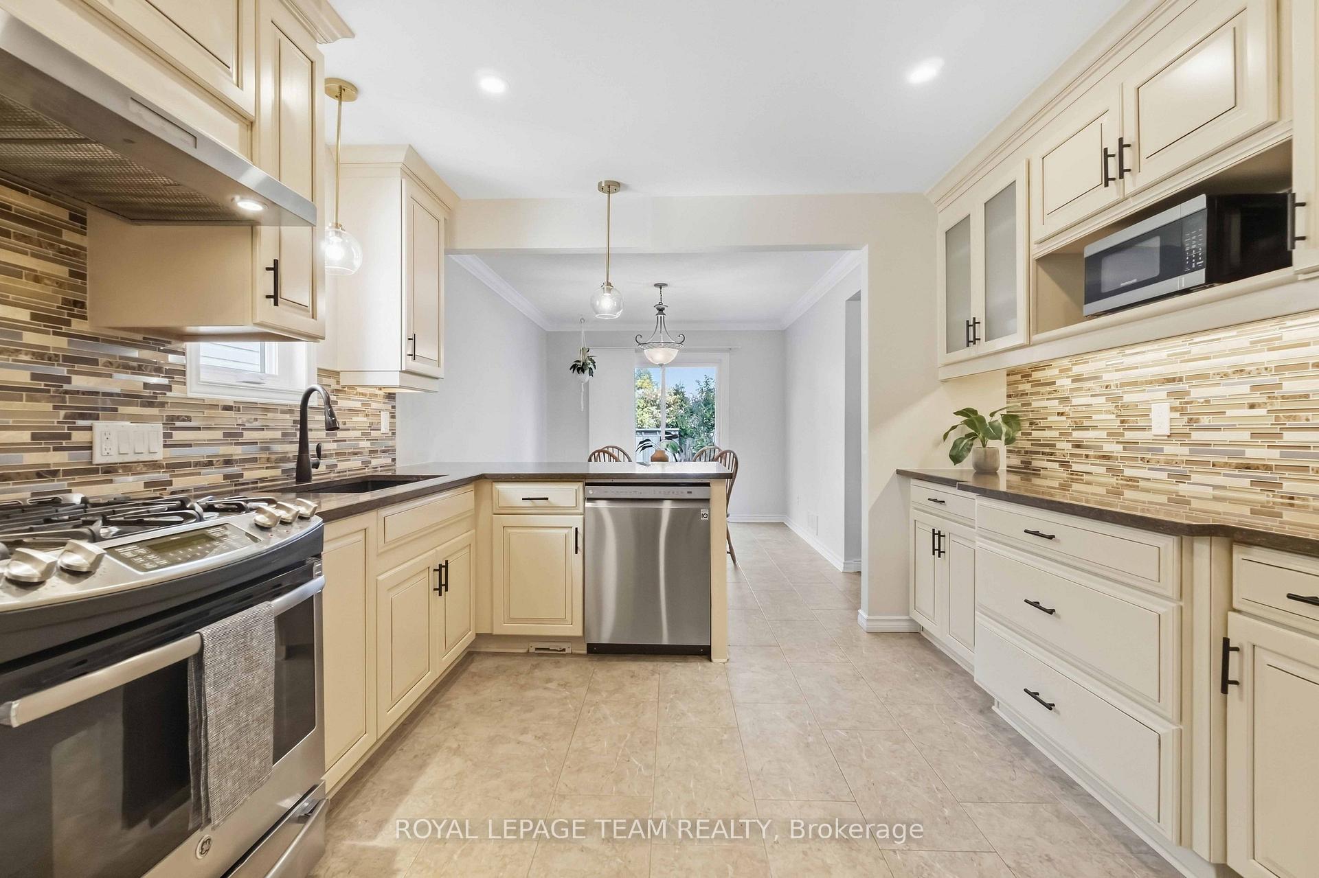Photo 13 of 1938 La Chapelle Street, Ottawa, Chapel Hill — HOMEH